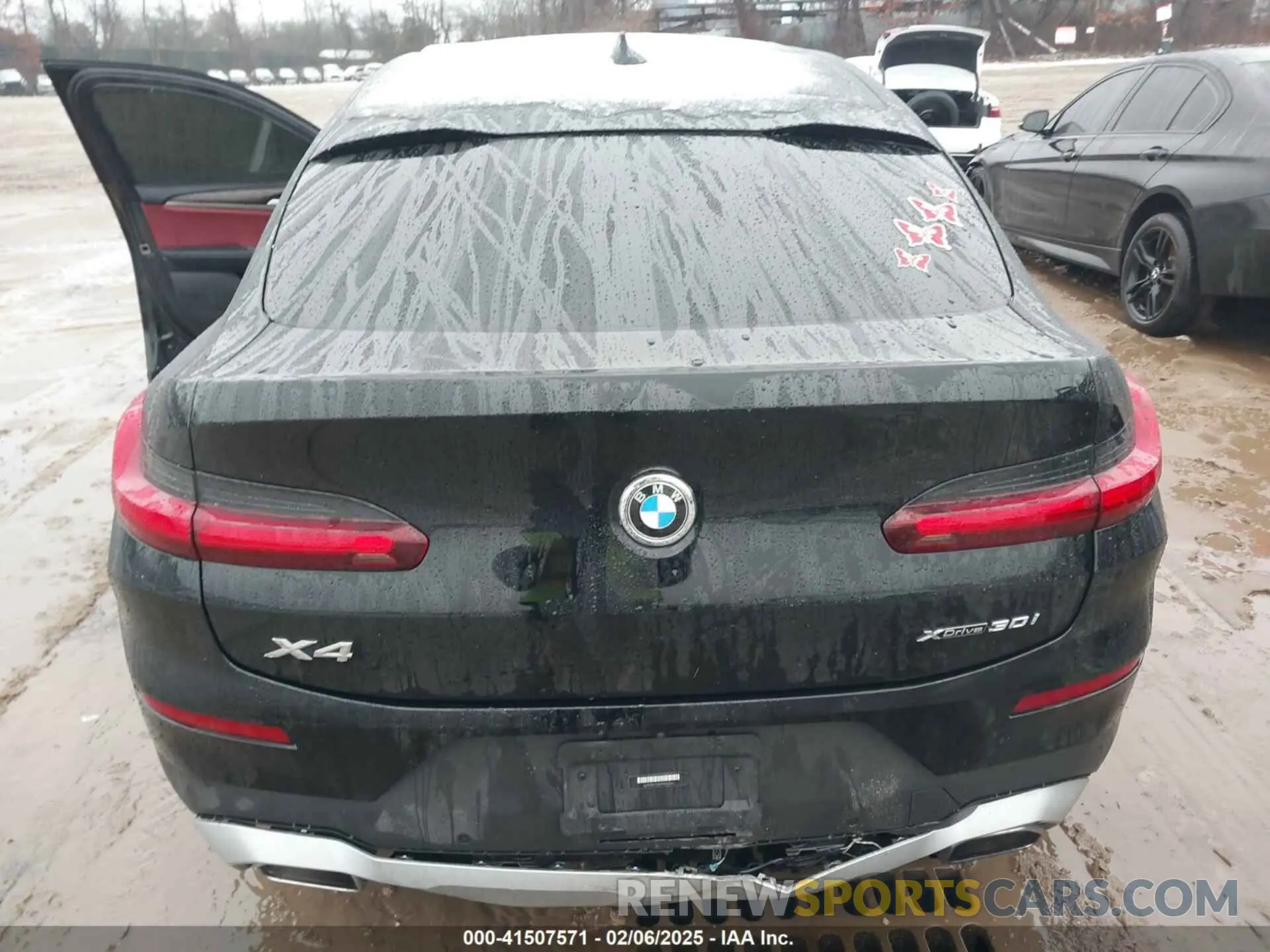 16 Photograph of a damaged car 5UX33DT05P9R43464 BMW X4 2023