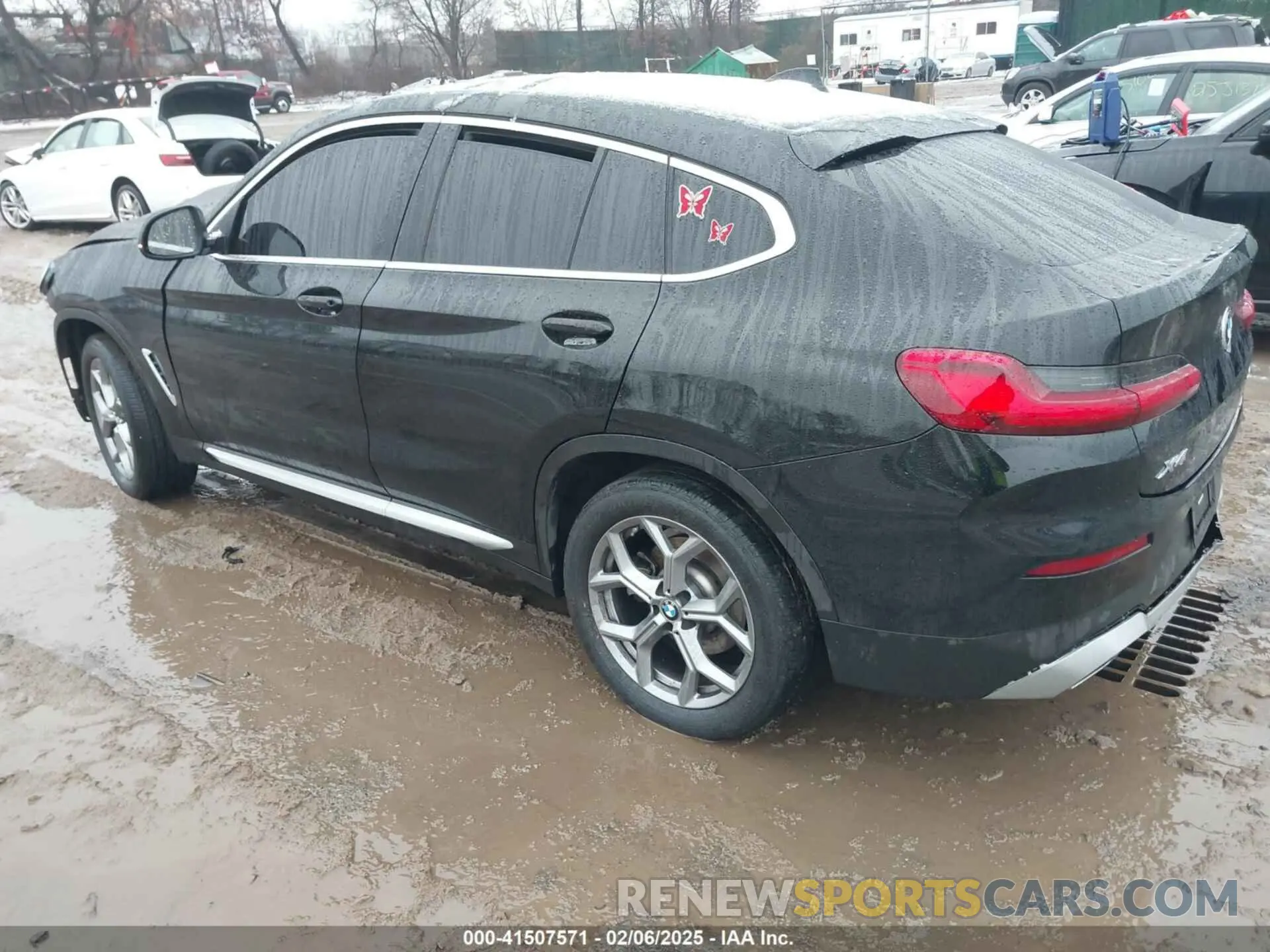 3 Photograph of a damaged car 5UX33DT05P9R43464 BMW X4 2023