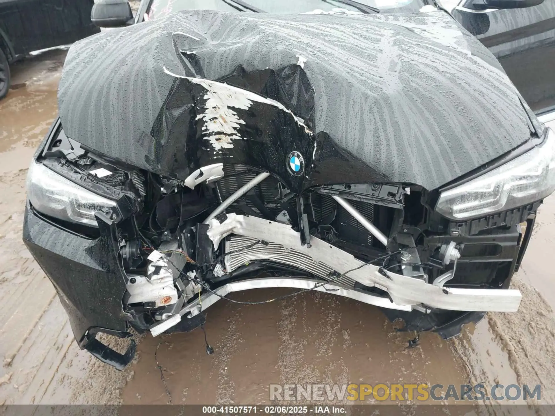 6 Photograph of a damaged car 5UX33DT05P9R43464 BMW X4 2023