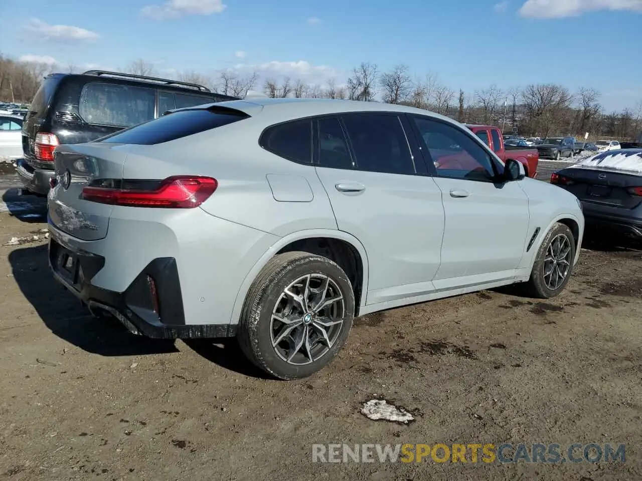 3 Photograph of a damaged car 5UX33DT06P9S04622 BMW X4 2023