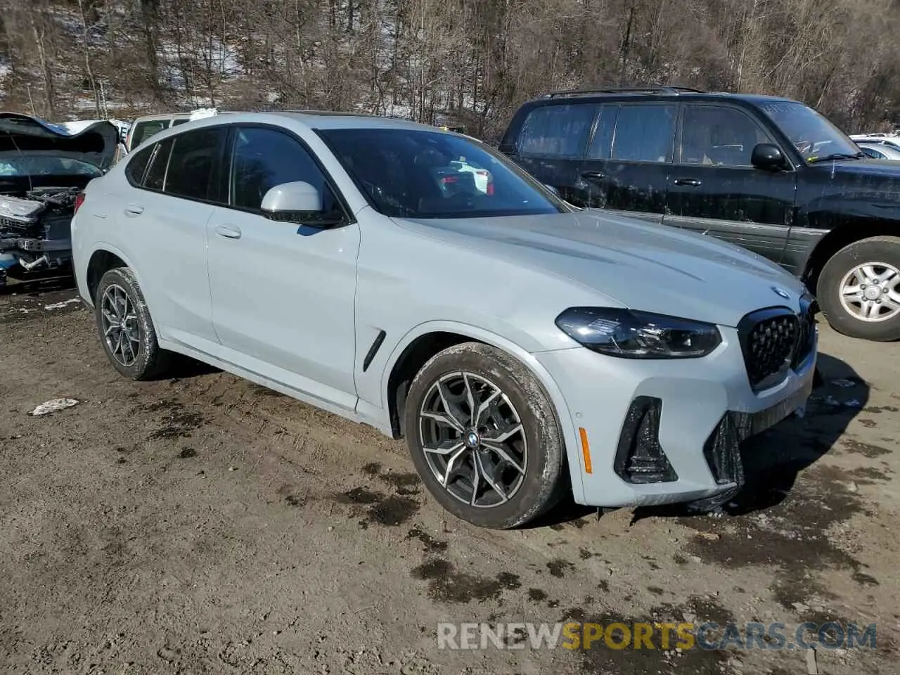 4 Photograph of a damaged car 5UX33DT06P9S04622 BMW X4 2023