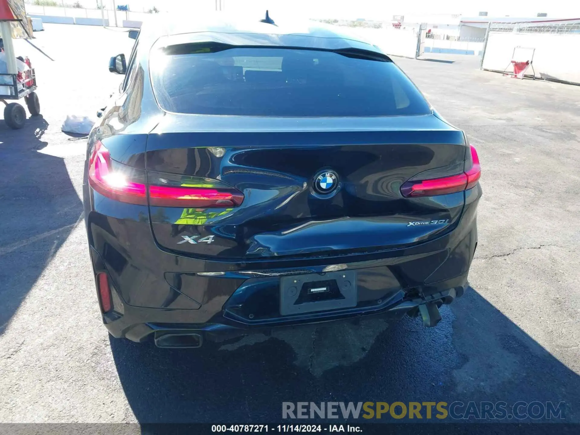 17 Photograph of a damaged car 5UX33DT09P9S63695 BMW X4 2023
