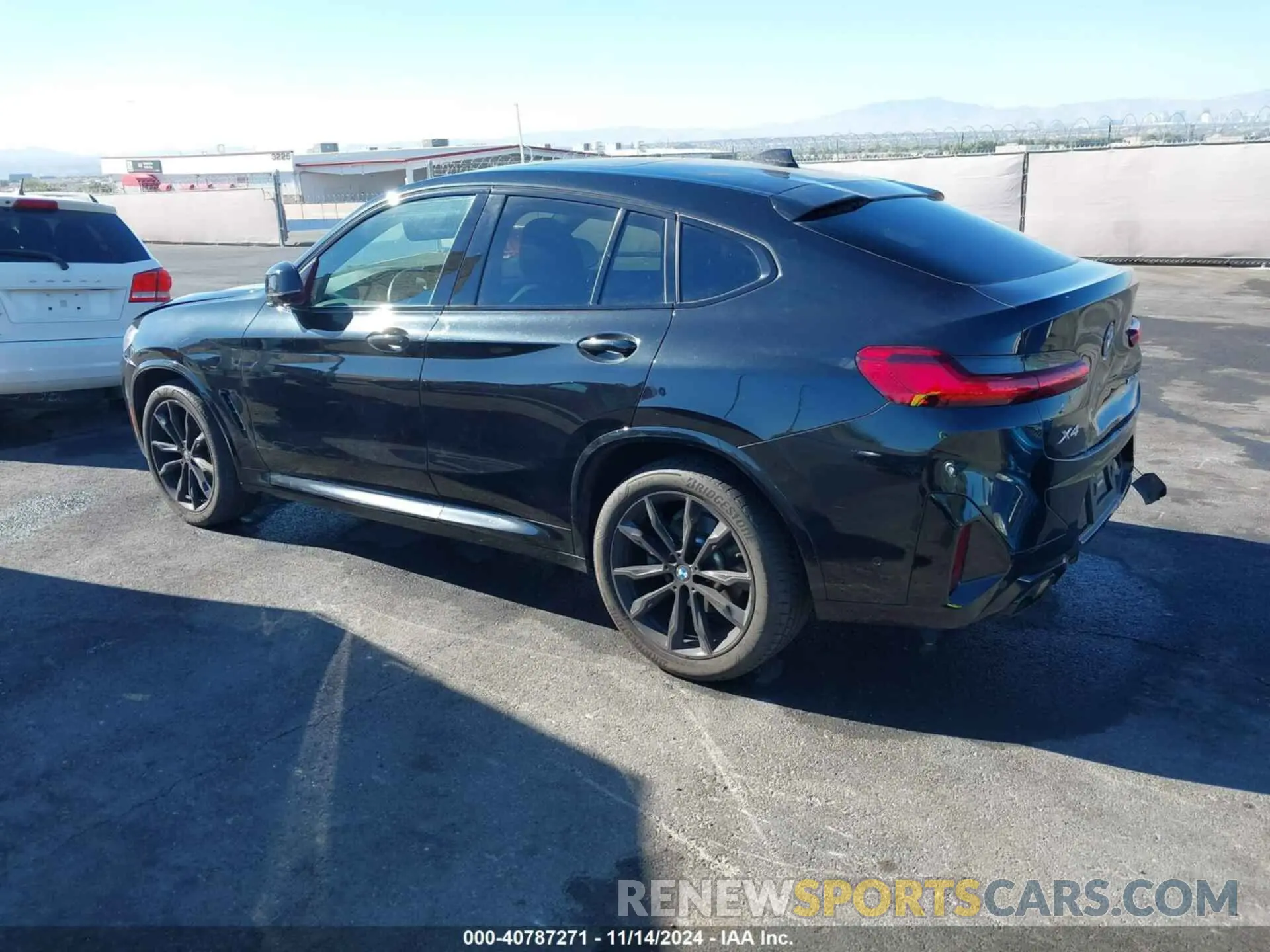 3 Photograph of a damaged car 5UX33DT09P9S63695 BMW X4 2023