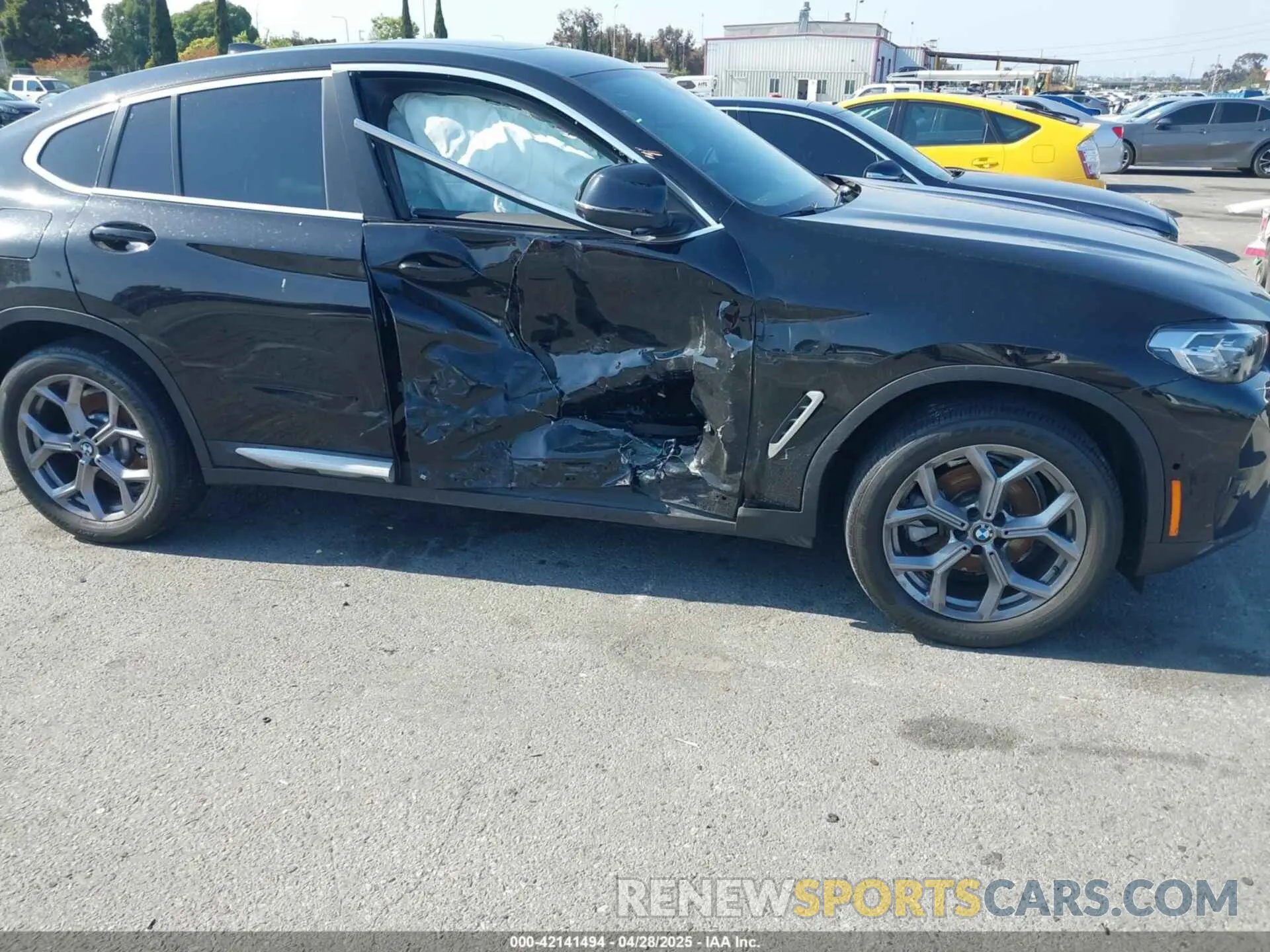 13 Photograph of a damaged car 5UX33DT09P9S87057 BMW X4 2023
