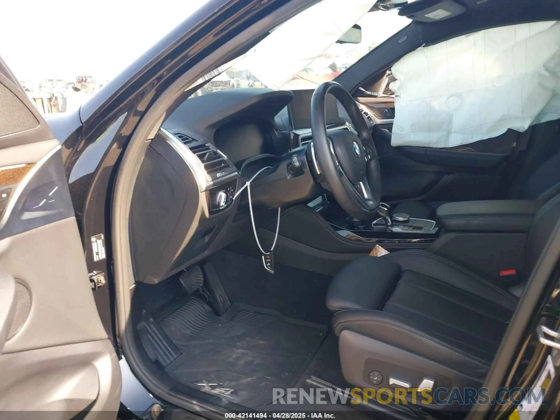 5 Photograph of a damaged car 5UX33DT09P9S87057 BMW X4 2023