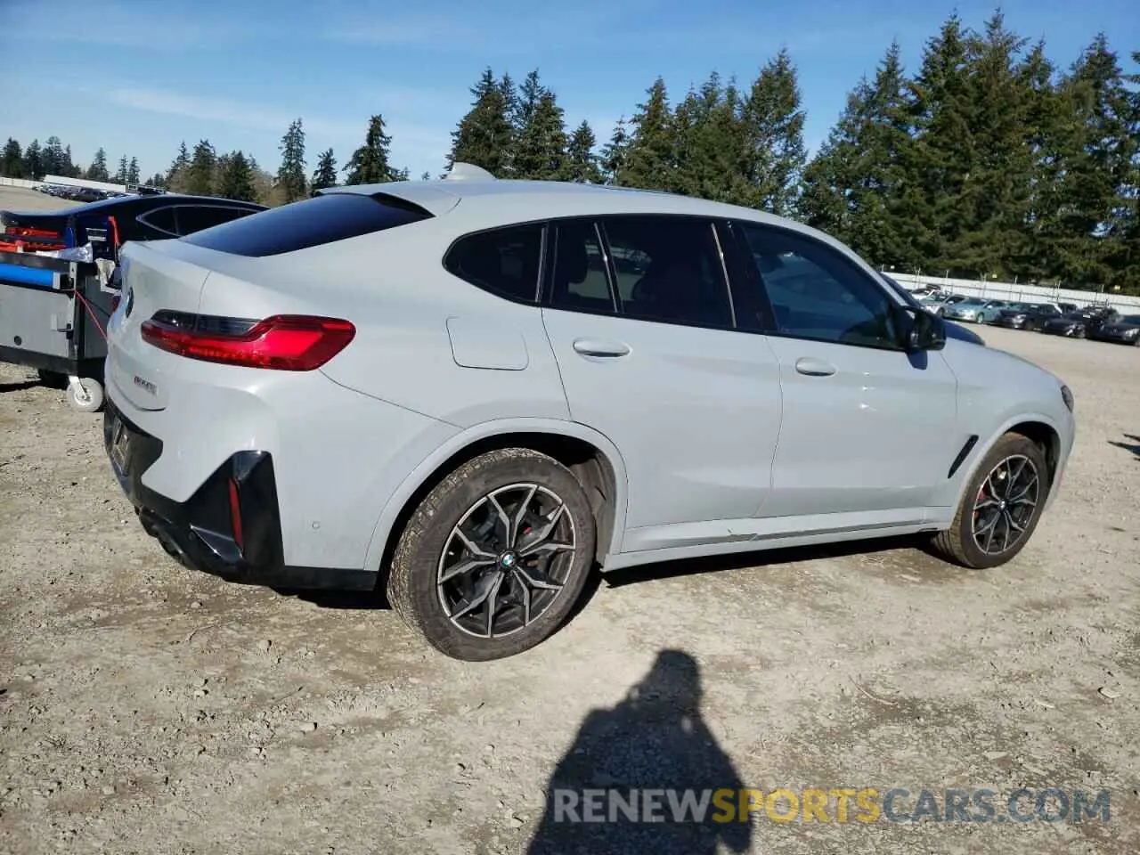 3 Photograph of a damaged car 5UX43DT00P9R86047 BMW X4 2023