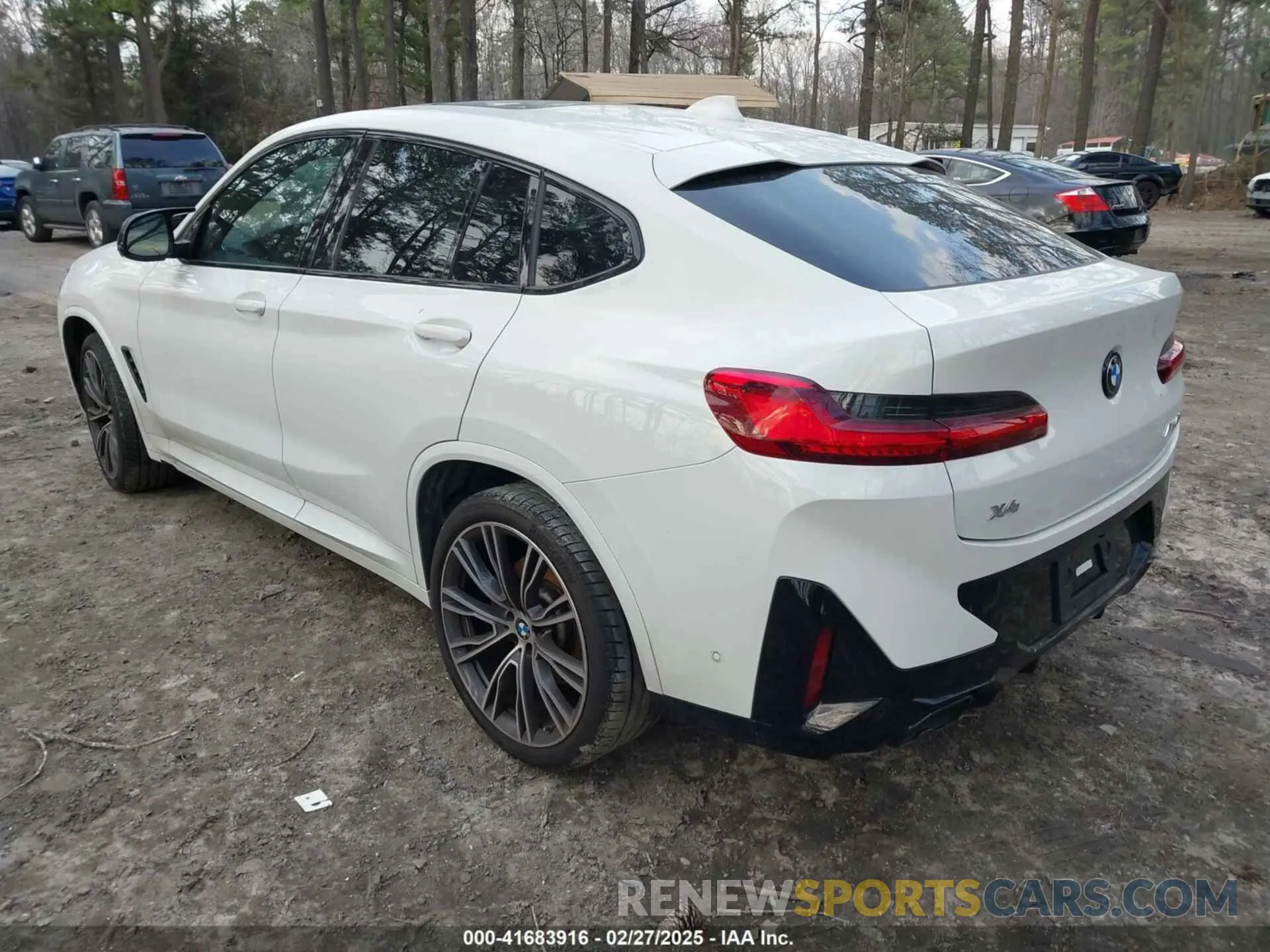 3 Photograph of a damaged car 5UX43DT02P9T17357 BMW X4 2023