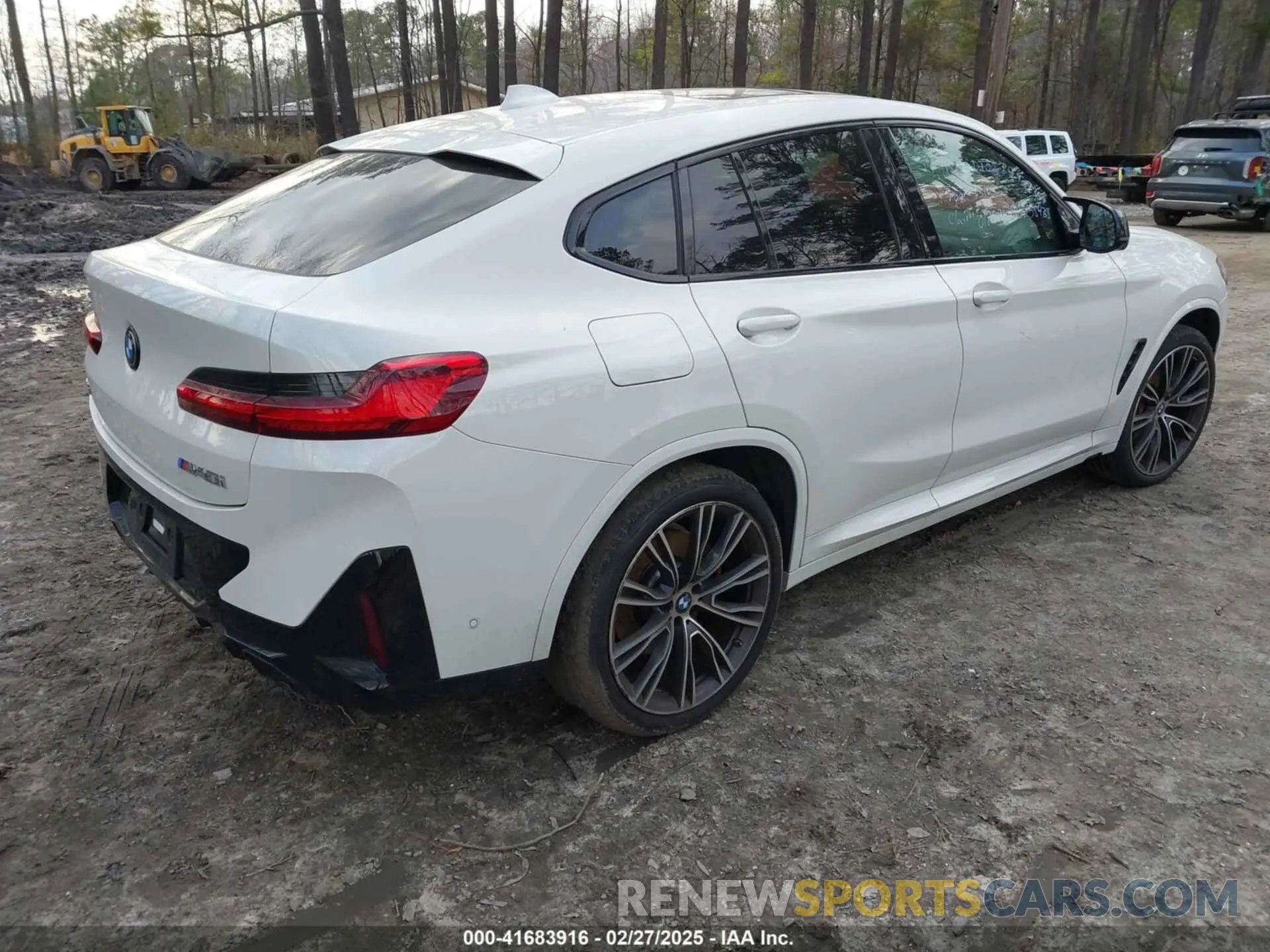 4 Photograph of a damaged car 5UX43DT02P9T17357 BMW X4 2023
