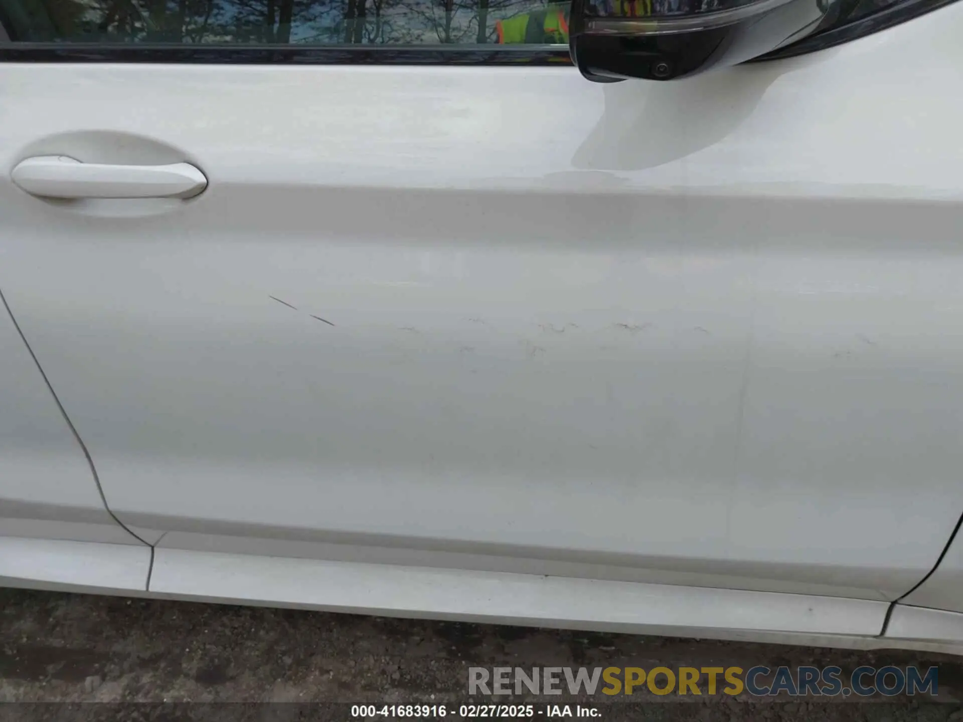 6 Photograph of a damaged car 5UX43DT02P9T17357 BMW X4 2023