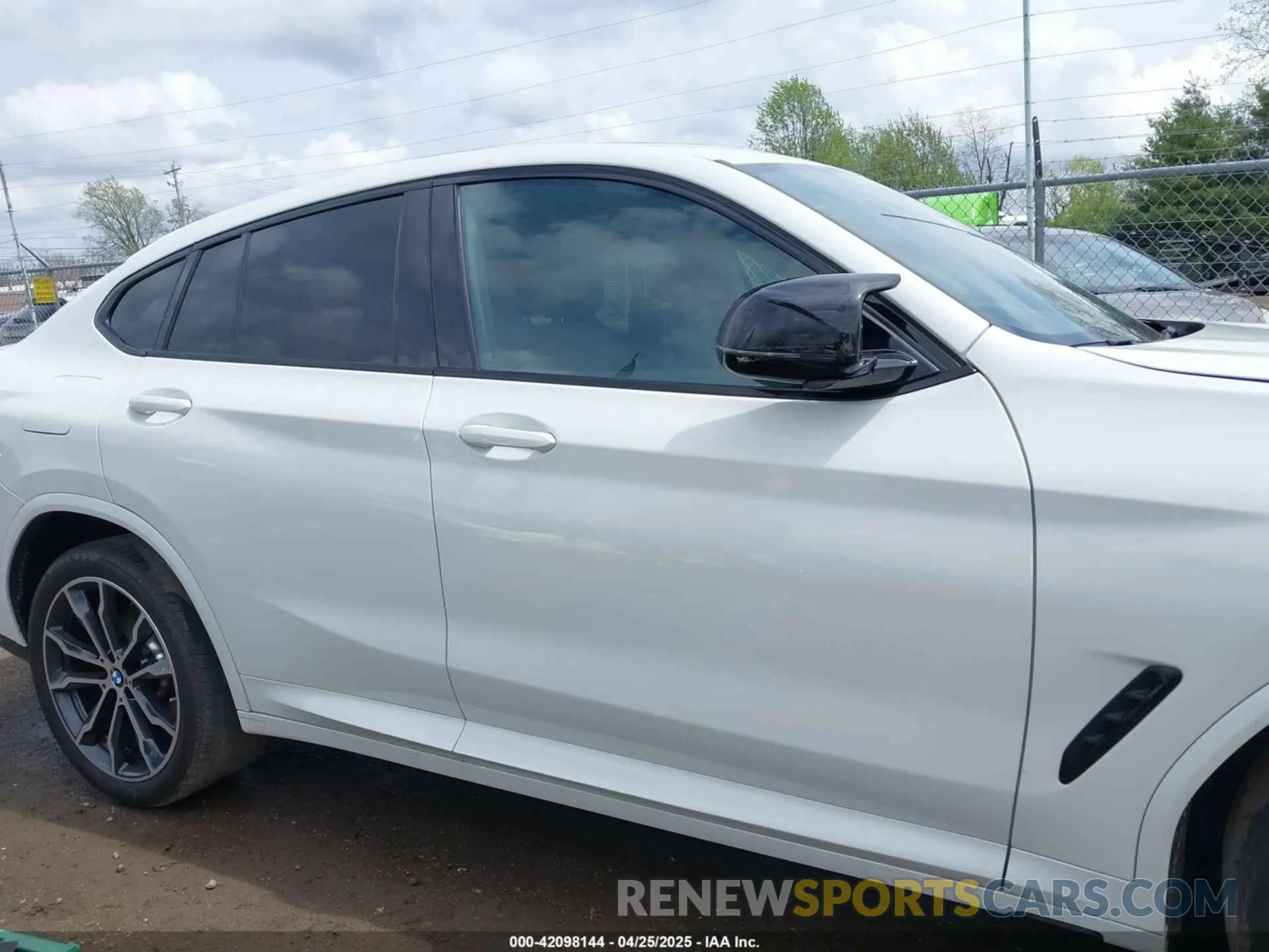 13 Photograph of a damaged car 5UX43DT03P9P97845 BMW X4 2023