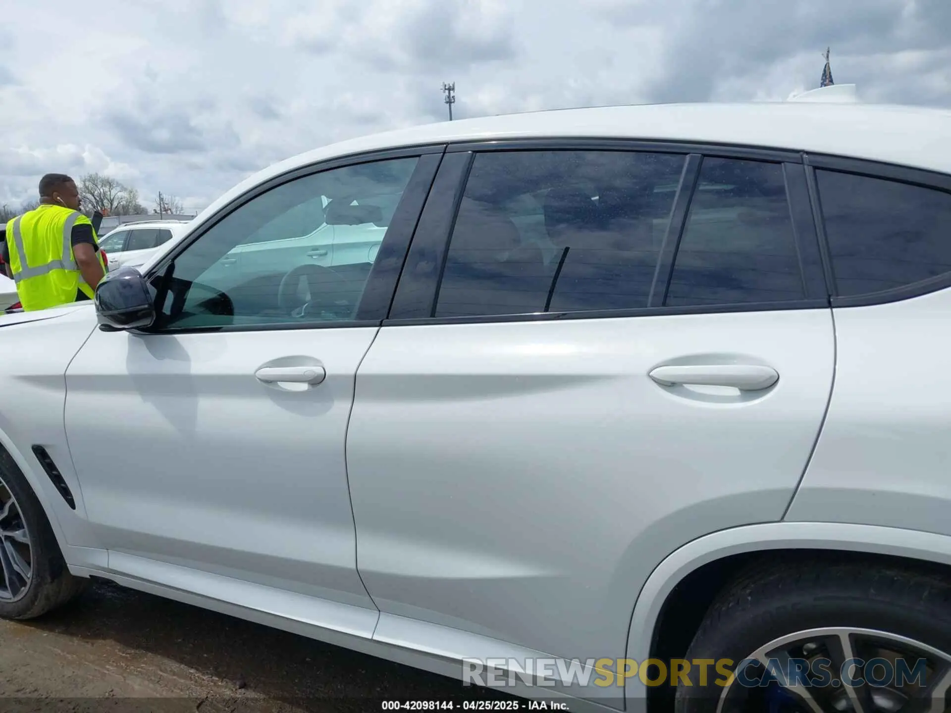 14 Photograph of a damaged car 5UX43DT03P9P97845 BMW X4 2023