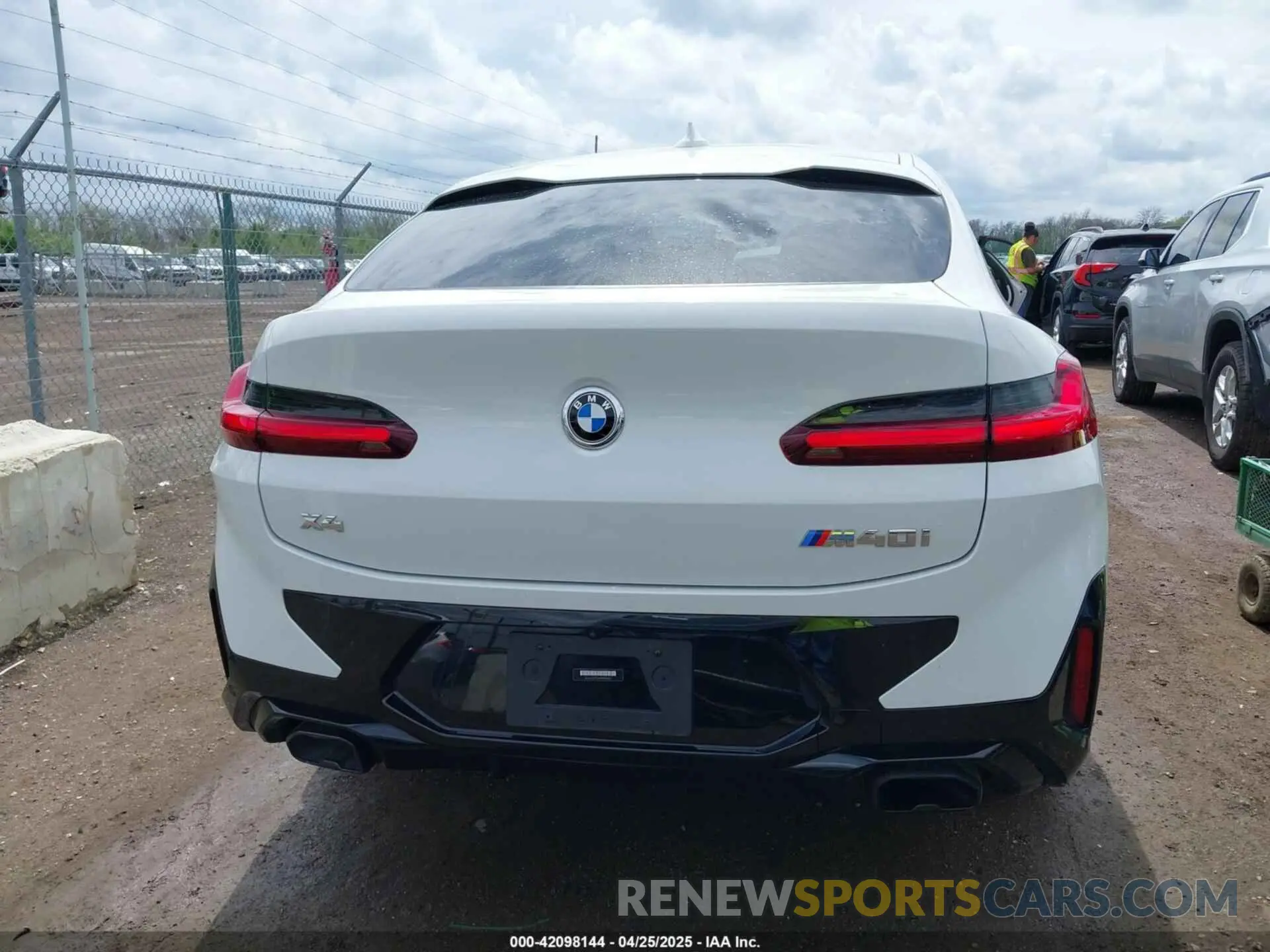 16 Photograph of a damaged car 5UX43DT03P9P97845 BMW X4 2023