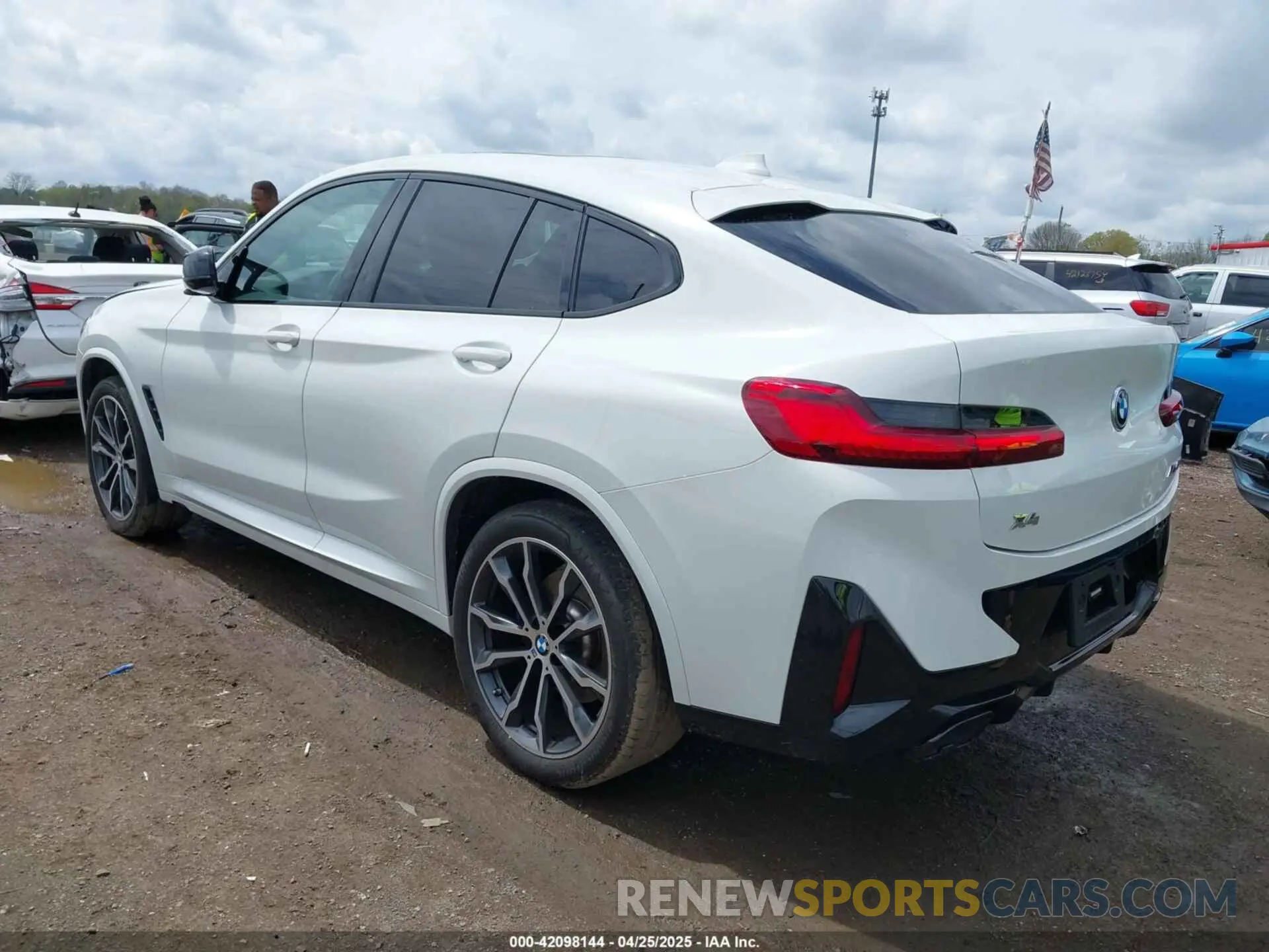 3 Photograph of a damaged car 5UX43DT03P9P97845 BMW X4 2023