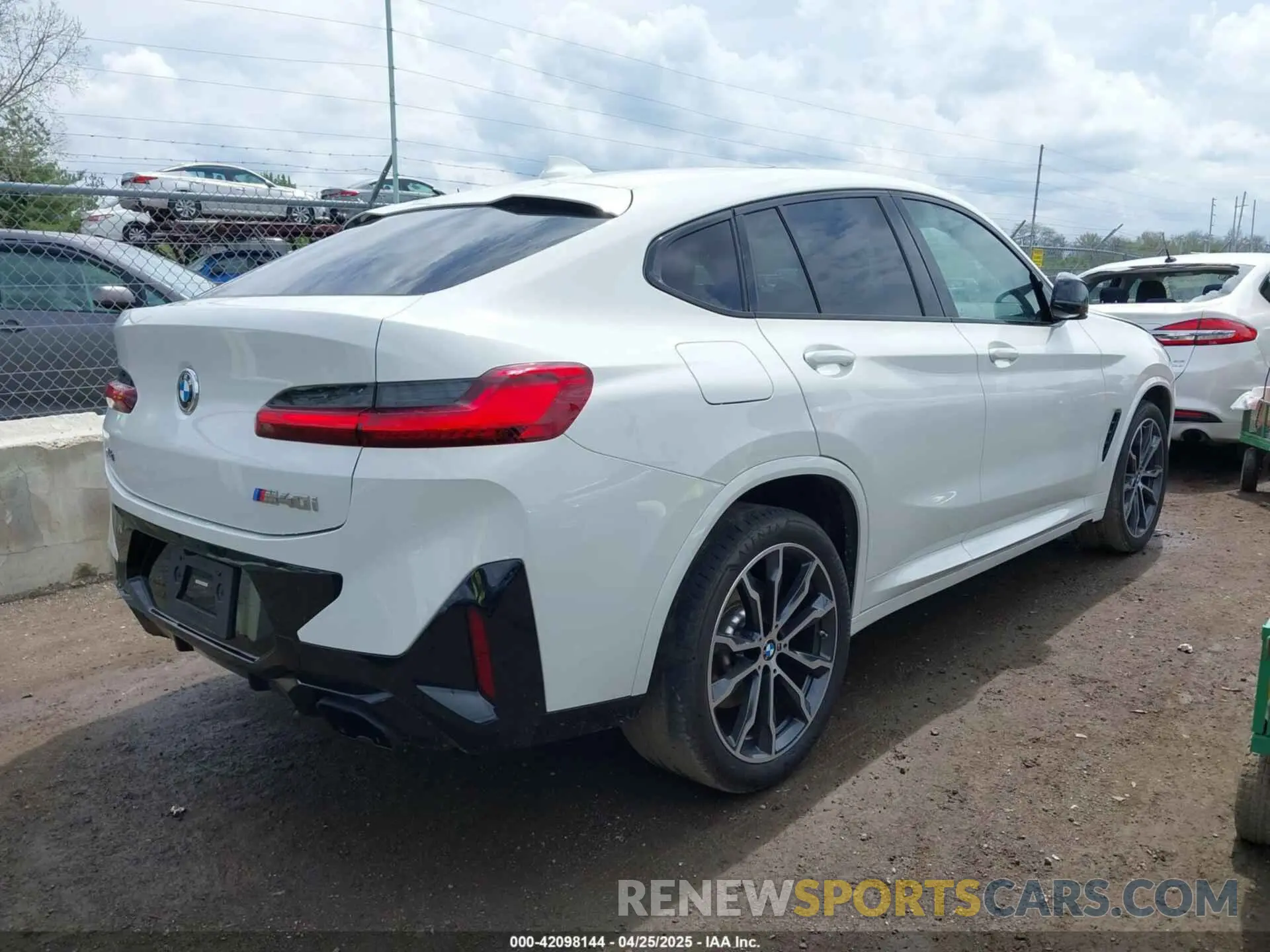 4 Photograph of a damaged car 5UX43DT03P9P97845 BMW X4 2023