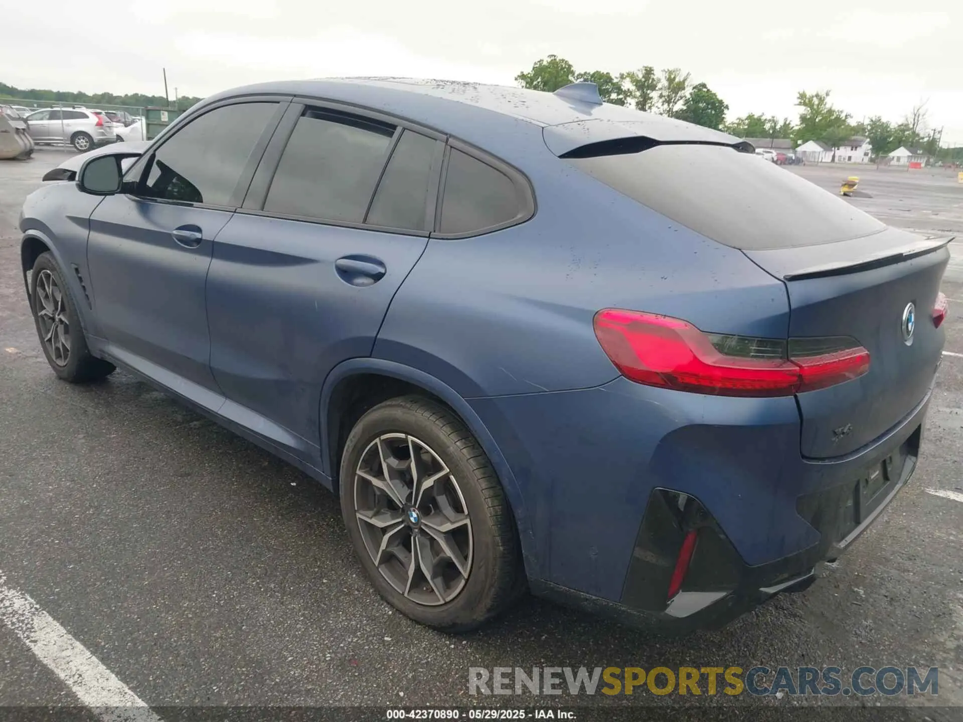 3 Photograph of a damaged car 5UX43DT04P9P31854 BMW X4 2023