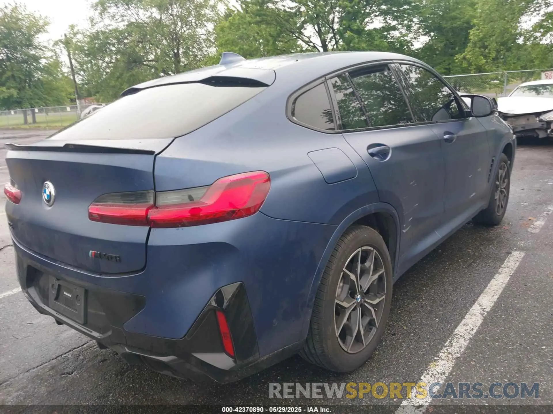 4 Photograph of a damaged car 5UX43DT04P9P31854 BMW X4 2023