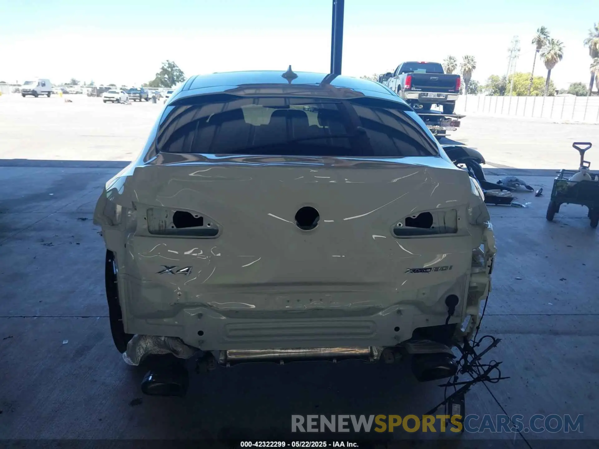 17 Photograph of a damaged car 5UX33DT00R9U63349 BMW X4 2024