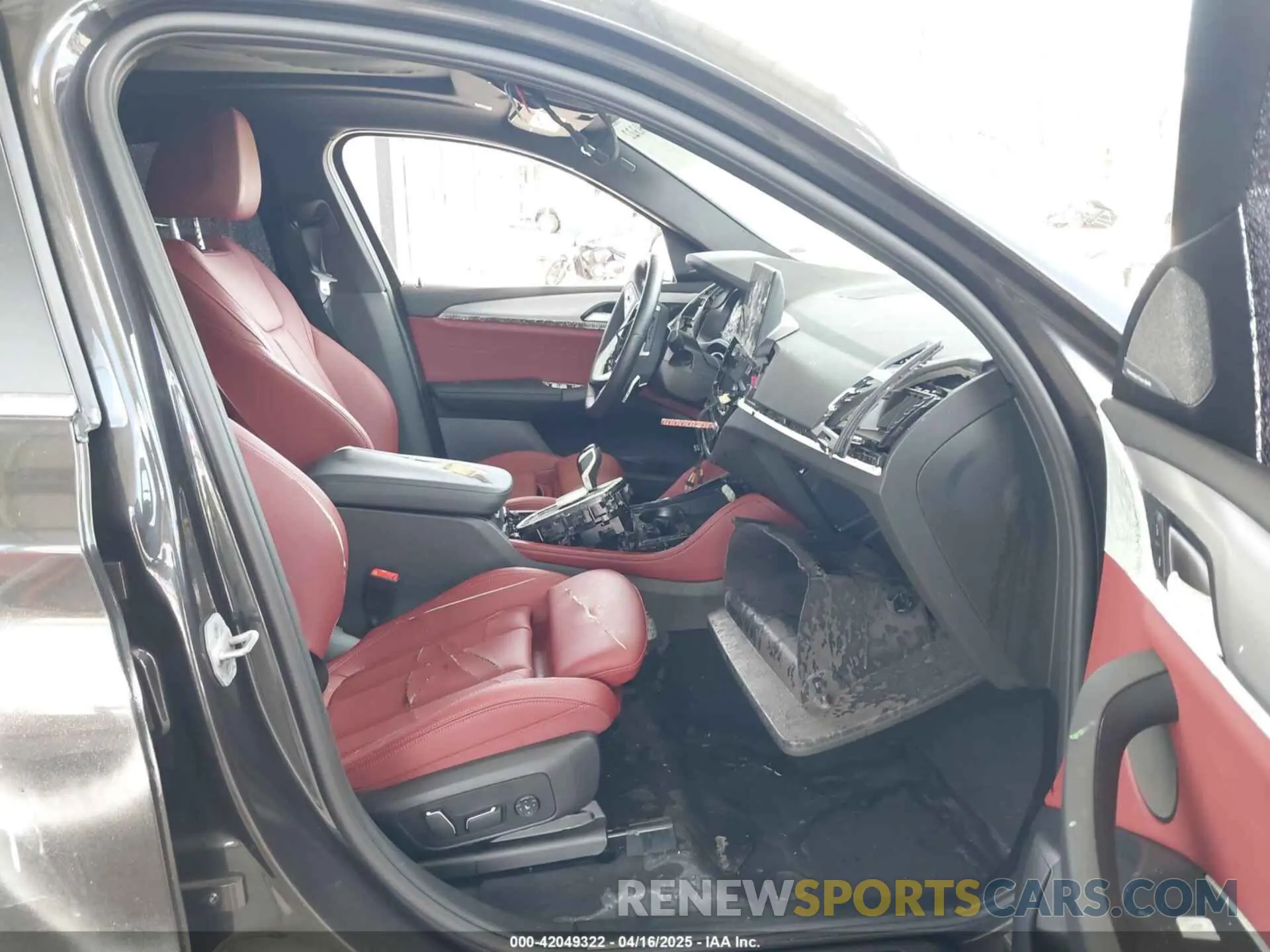 5 Photograph of a damaged car 5UX33DT01R9W86807 BMW X4 2024