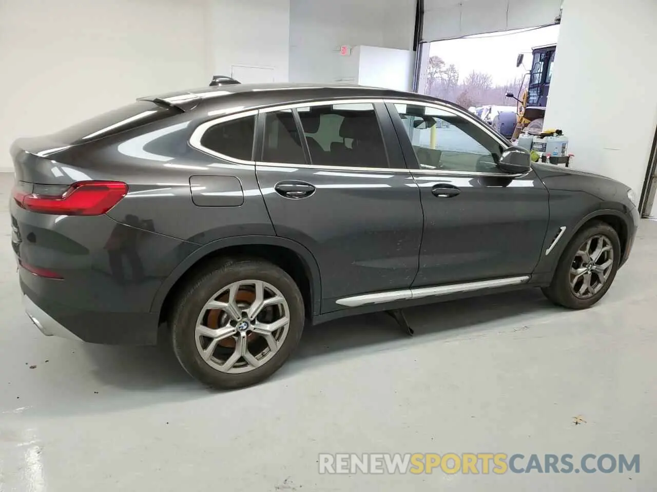 3 Photograph of a damaged car 5UX33DT03R9V50307 BMW X4 2024