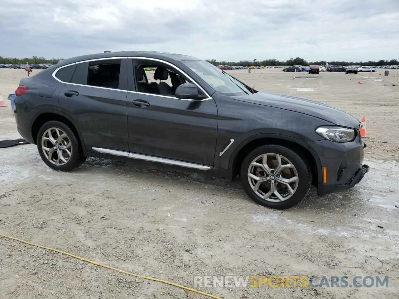 4 Photograph of a damaged car 5UX33DT04R9V04114 BMW X4 2024
