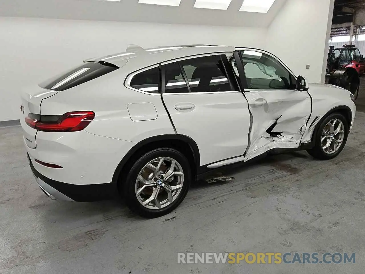 3 Photograph of a damaged car 5UX33DT04R9W67443 BMW X4 2024