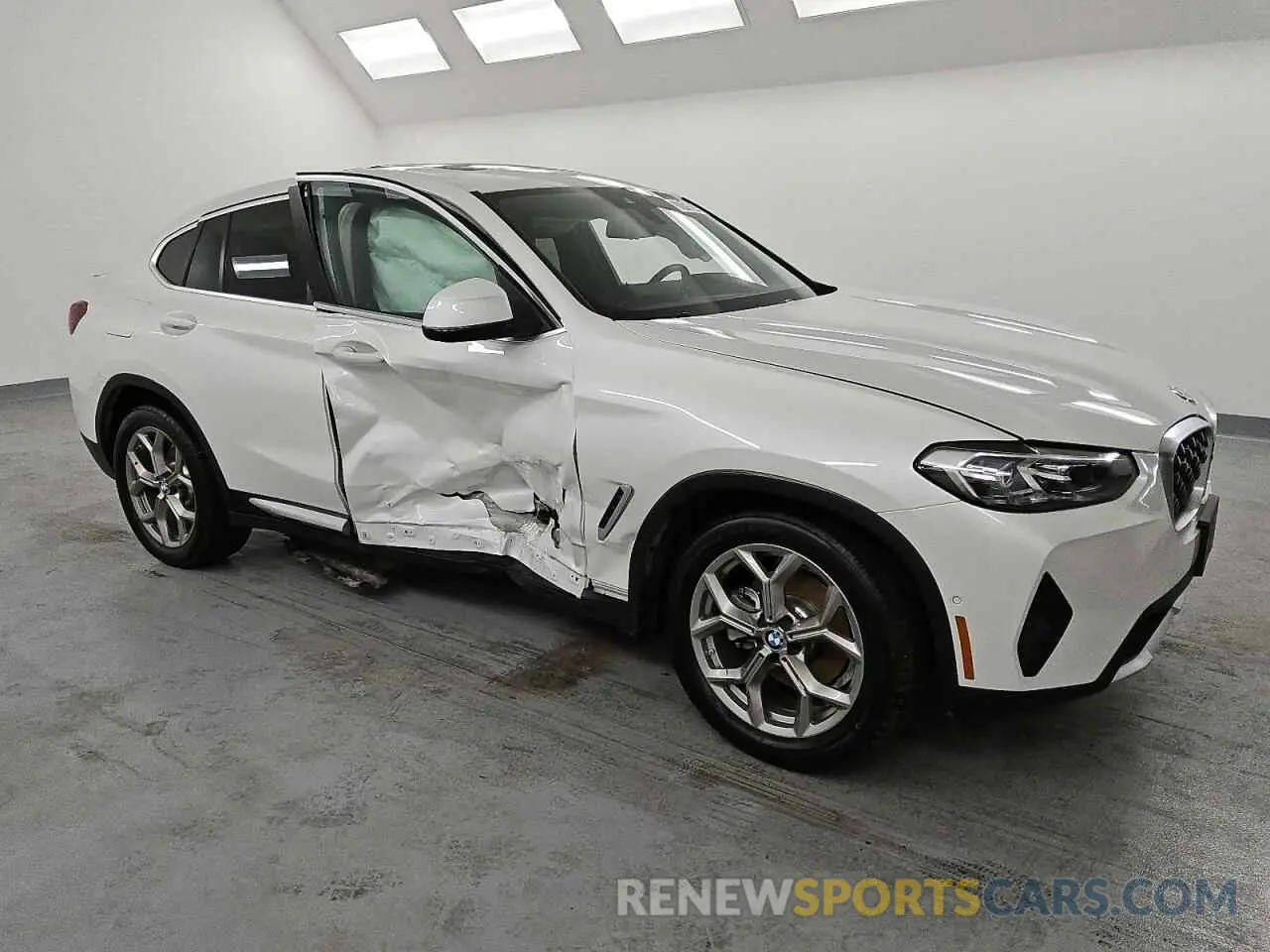 4 Photograph of a damaged car 5UX33DT04R9W67443 BMW X4 2024