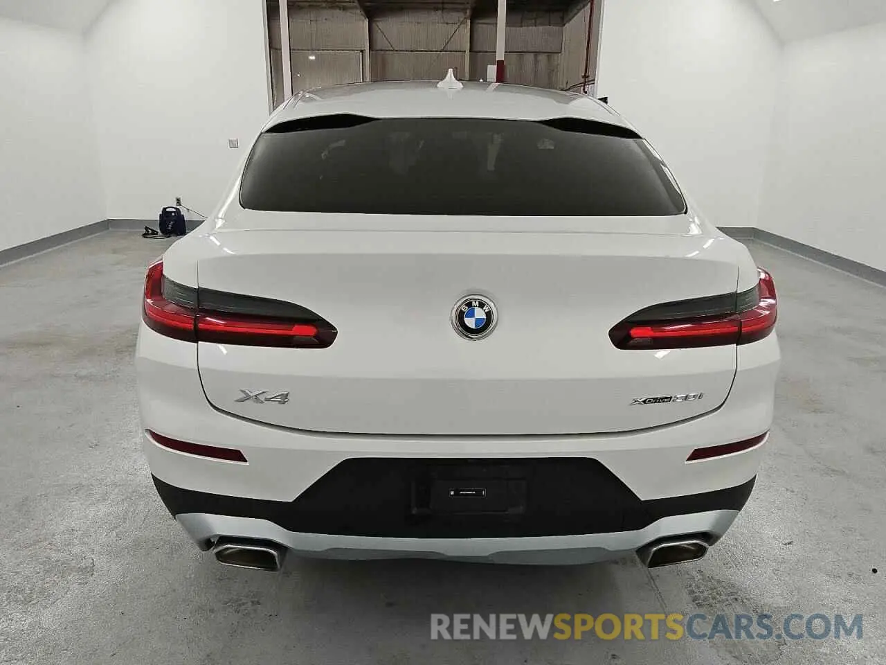6 Photograph of a damaged car 5UX33DT04R9W67443 BMW X4 2024
