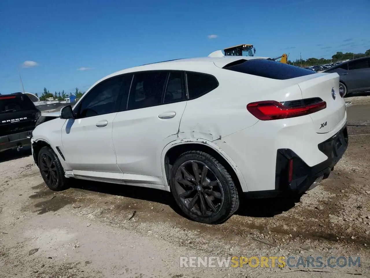 2 Photograph of a damaged car 5UX33DT05R9W09499 BMW X4 2024