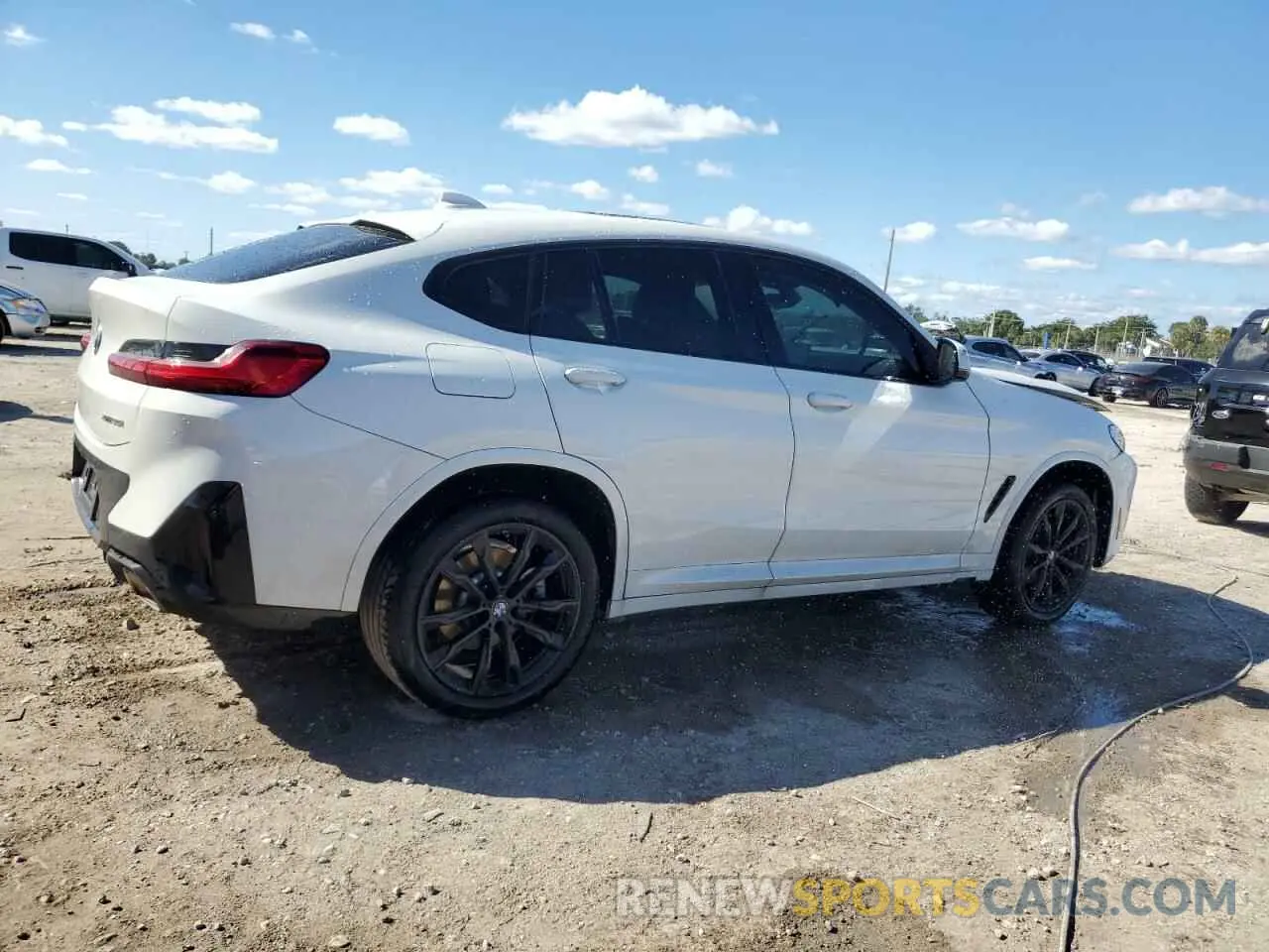 3 Photograph of a damaged car 5UX33DT05R9W09499 BMW X4 2024