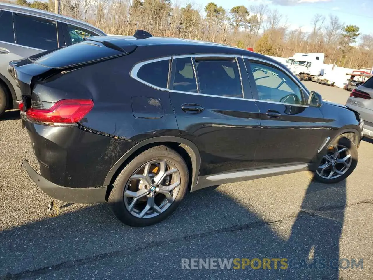 3 Photograph of a damaged car 5UX33DT06R9W18020 BMW X4 2024