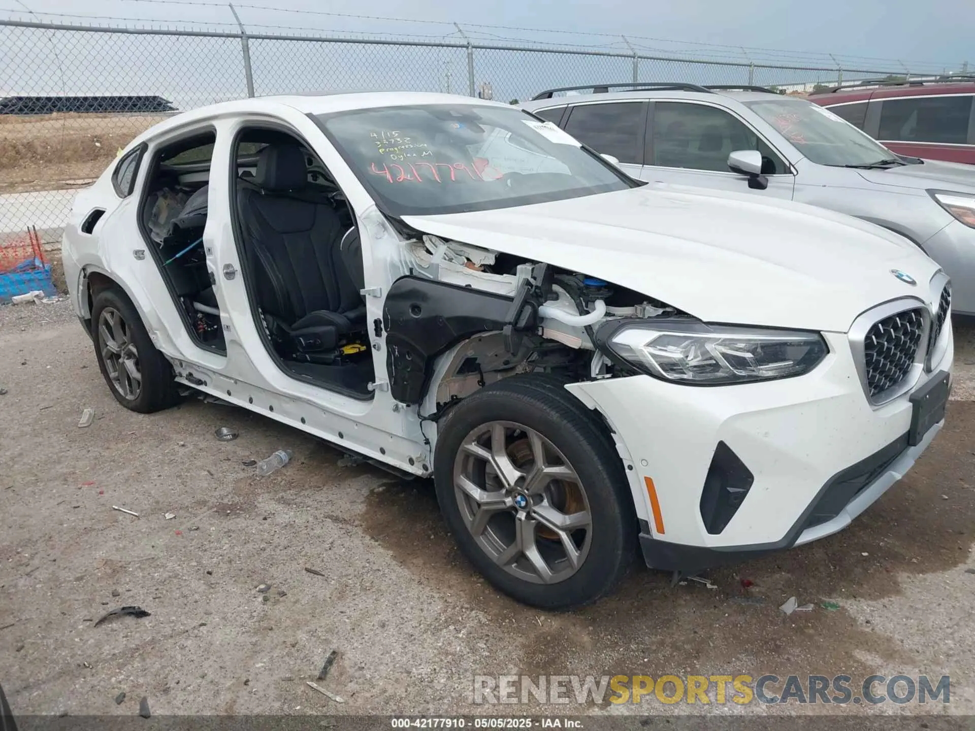 1 Photograph of a damaged car 5UX33DT08R9X21276 BMW X4 2024