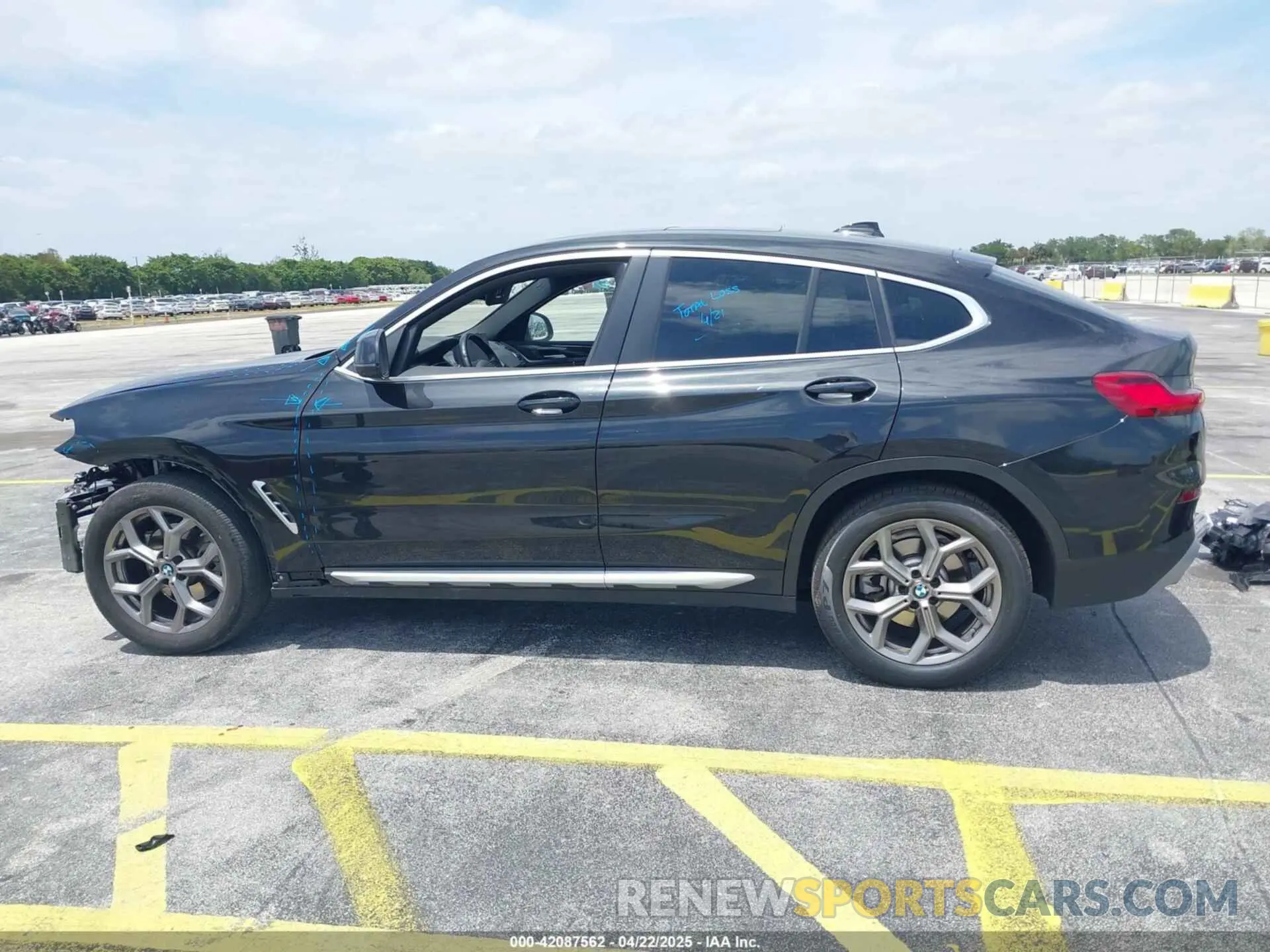 15 Photograph of a damaged car 5UX33DT09R9W67695 BMW X4 2024