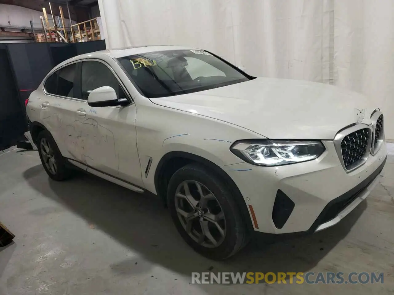 4 Photograph of a damaged car 5UX33DT09R9X14997 BMW X4 2024