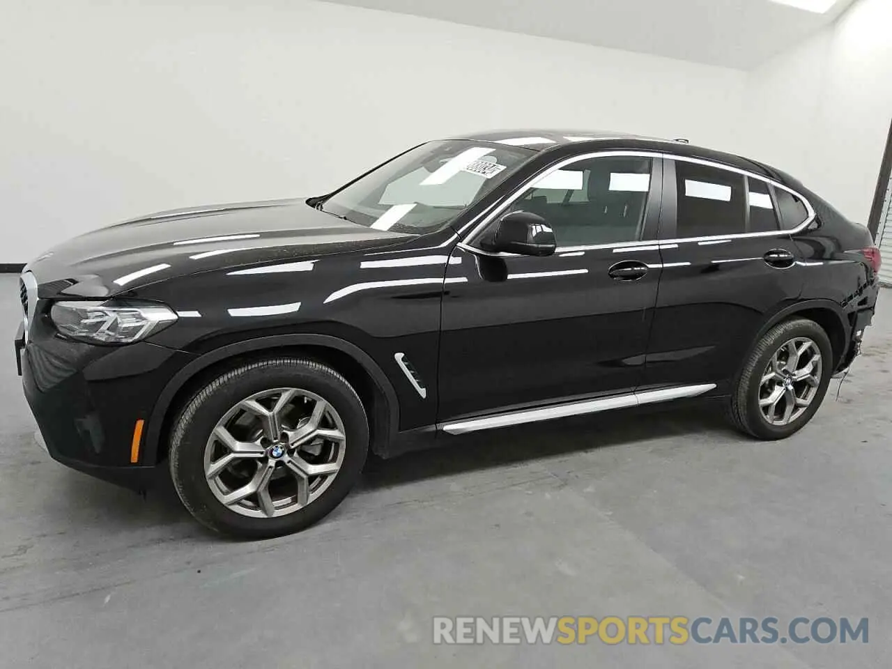 1 Photograph of a damaged car 5UX33DT09R9X36885 BMW X4 2024