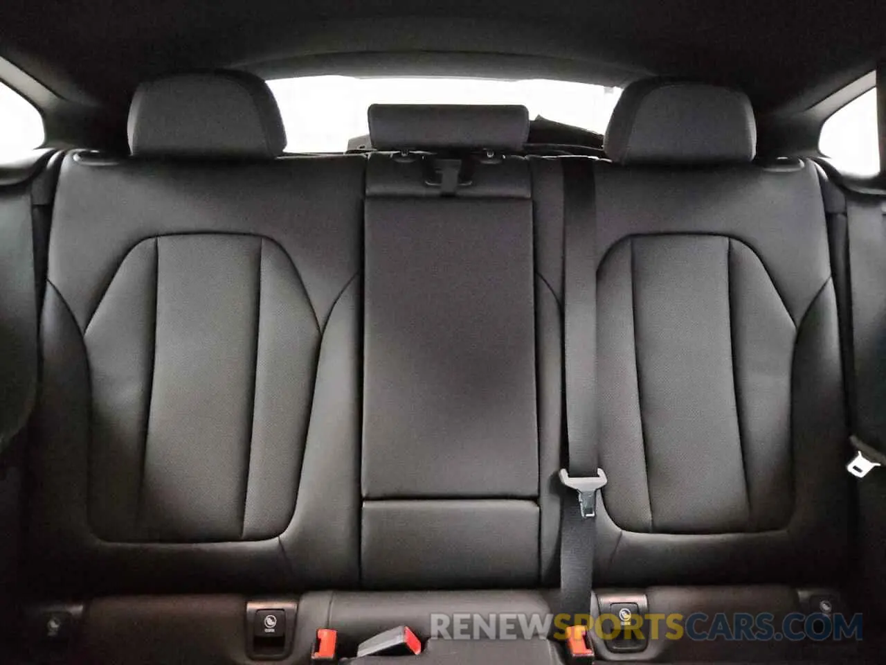 10 Photograph of a damaged car 5UX33DT09R9X36885 BMW X4 2024