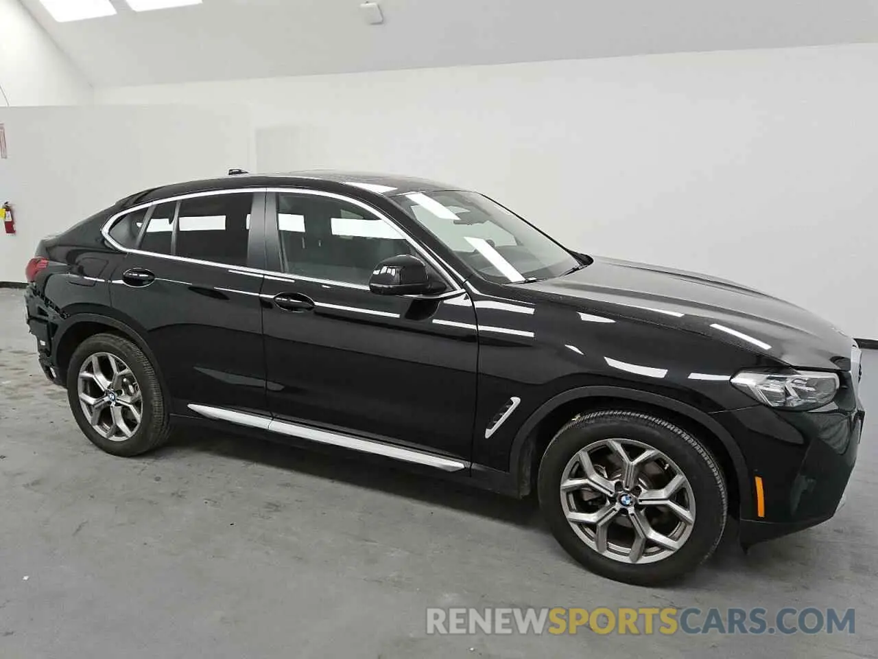 4 Photograph of a damaged car 5UX33DT09R9X36885 BMW X4 2024