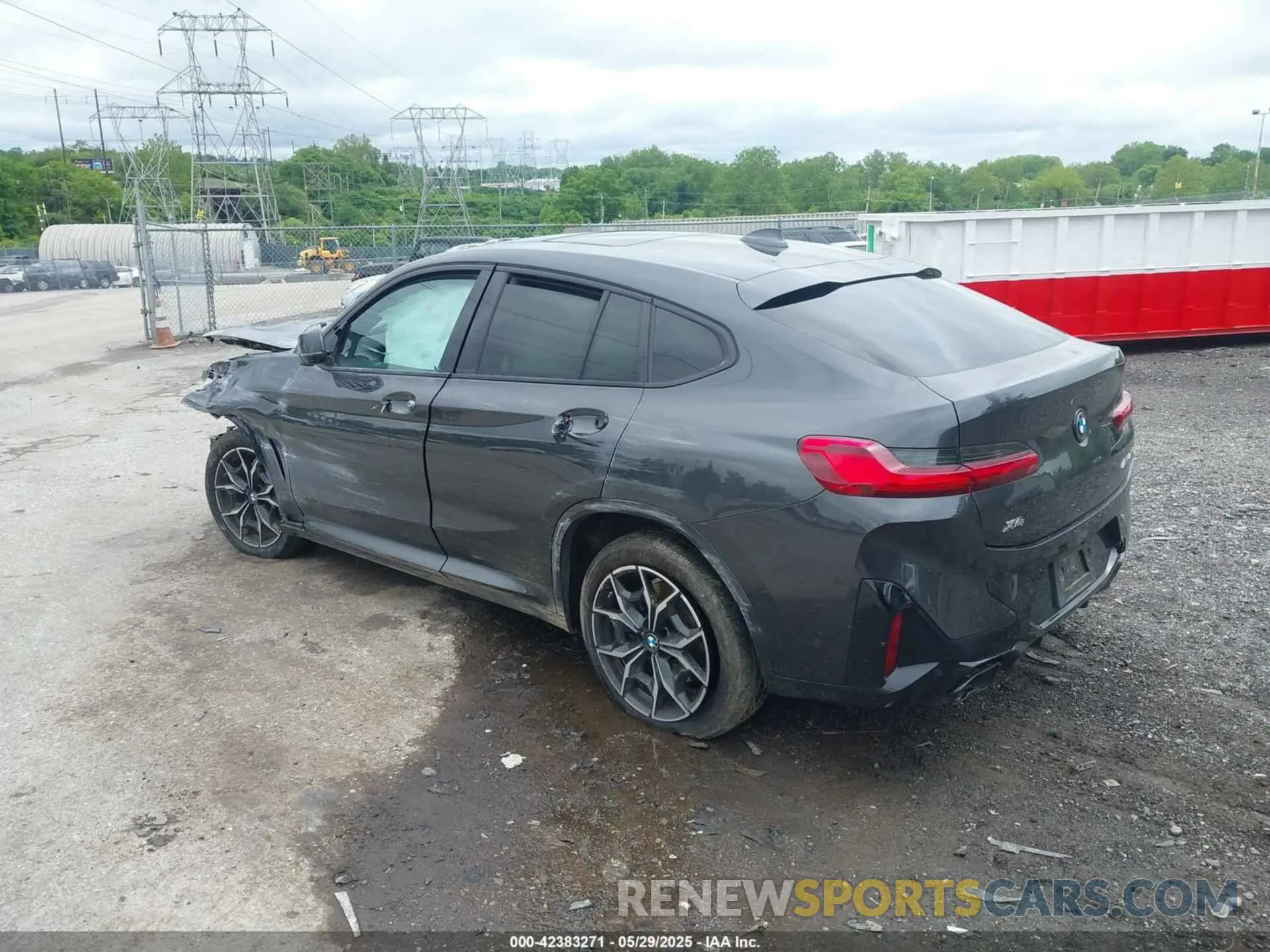 3 Photograph of a damaged car 5UX43DT02R9U72722 BMW X4 2024