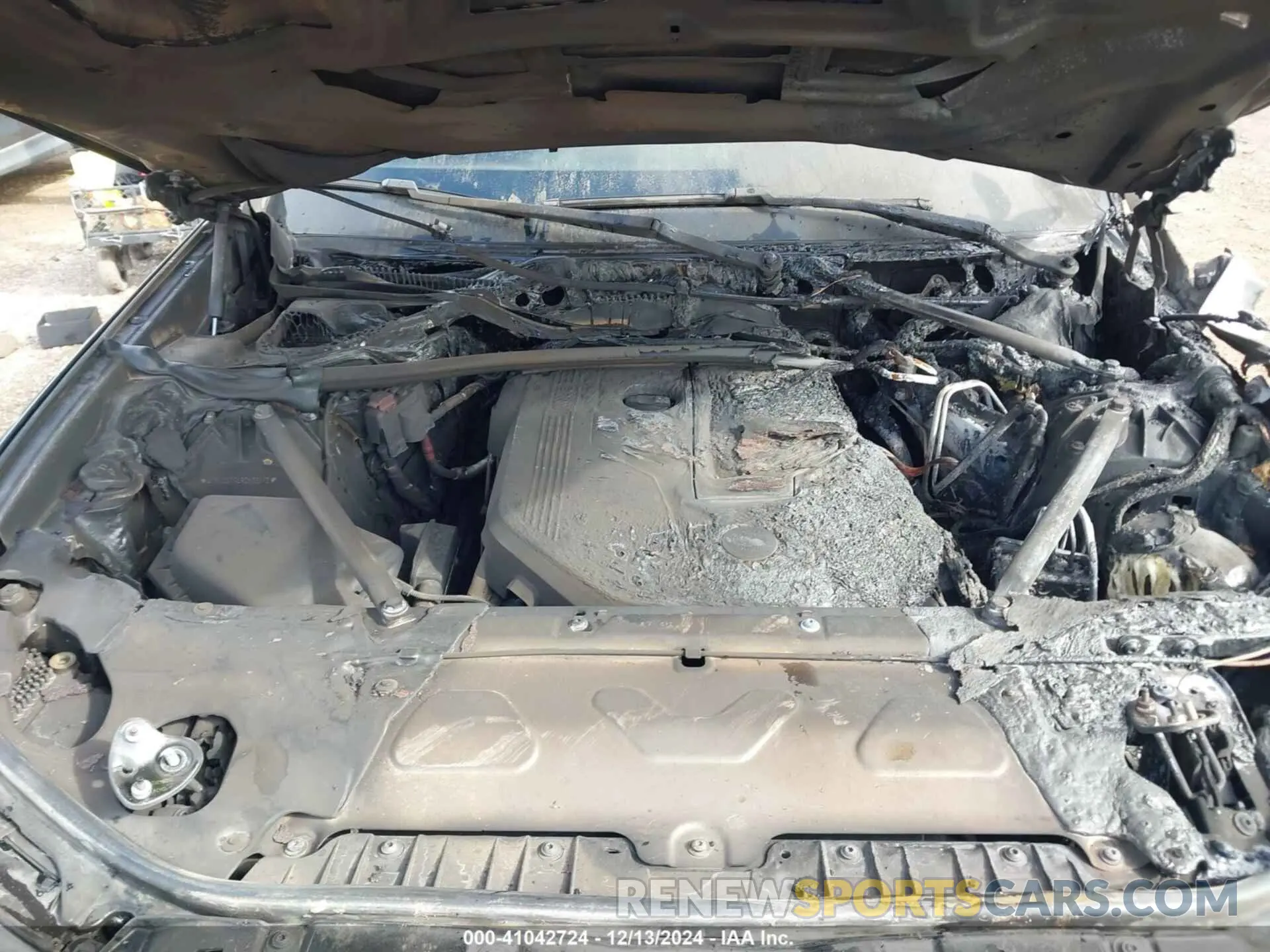 10 Photograph of a damaged car 5UX43DT03R9V02312 BMW X4 2024
