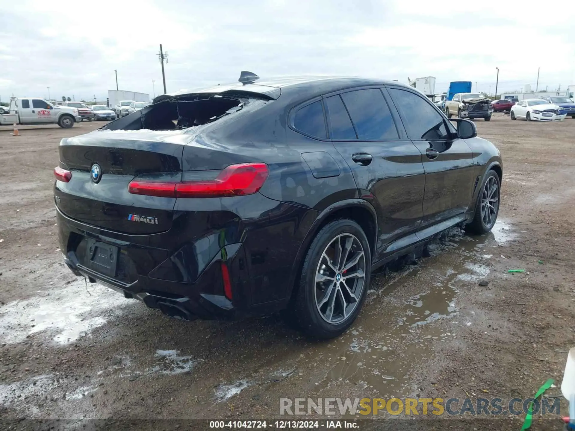4 Photograph of a damaged car 5UX43DT03R9V02312 BMW X4 2024