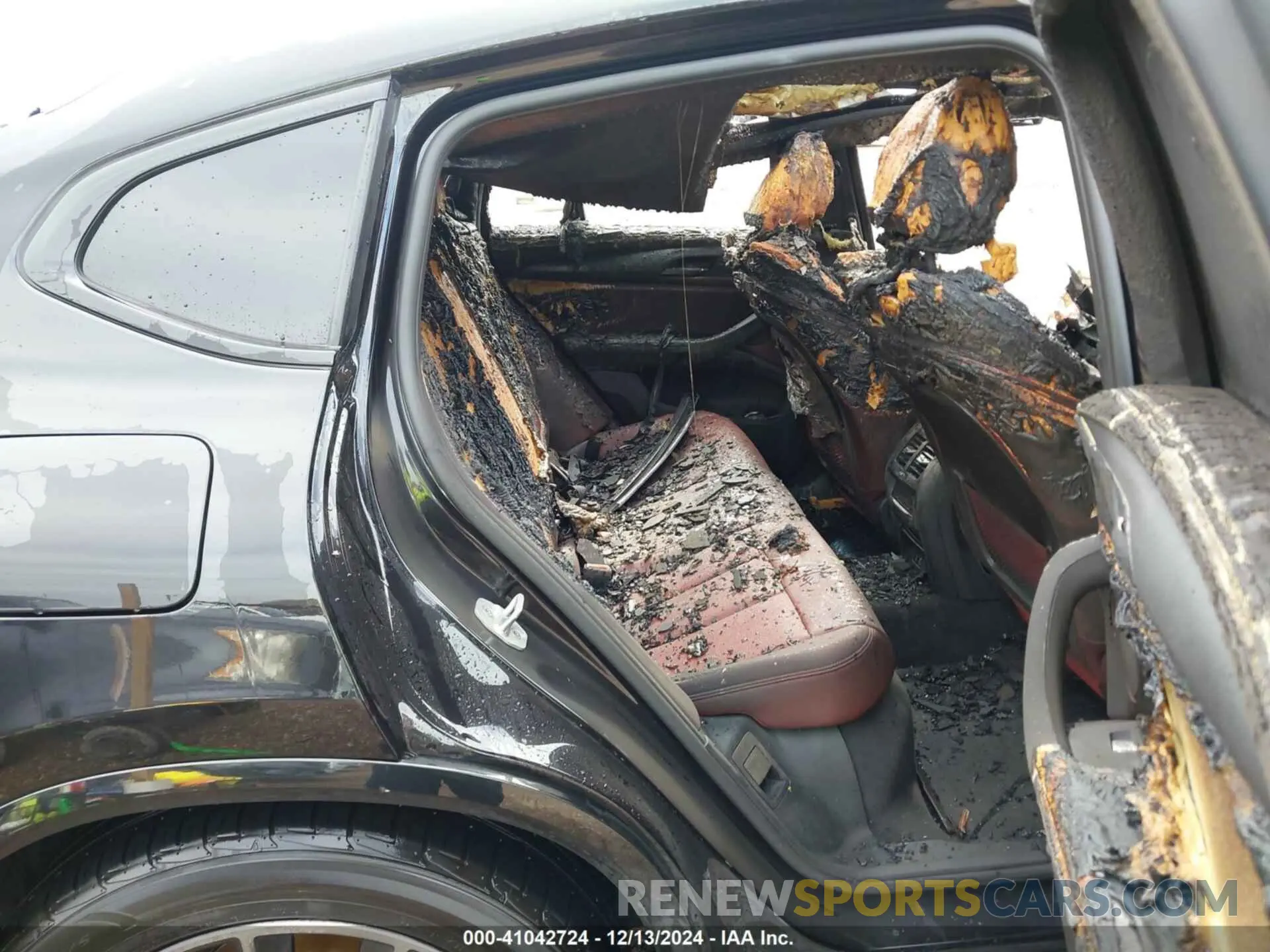 8 Photograph of a damaged car 5UX43DT03R9V02312 BMW X4 2024