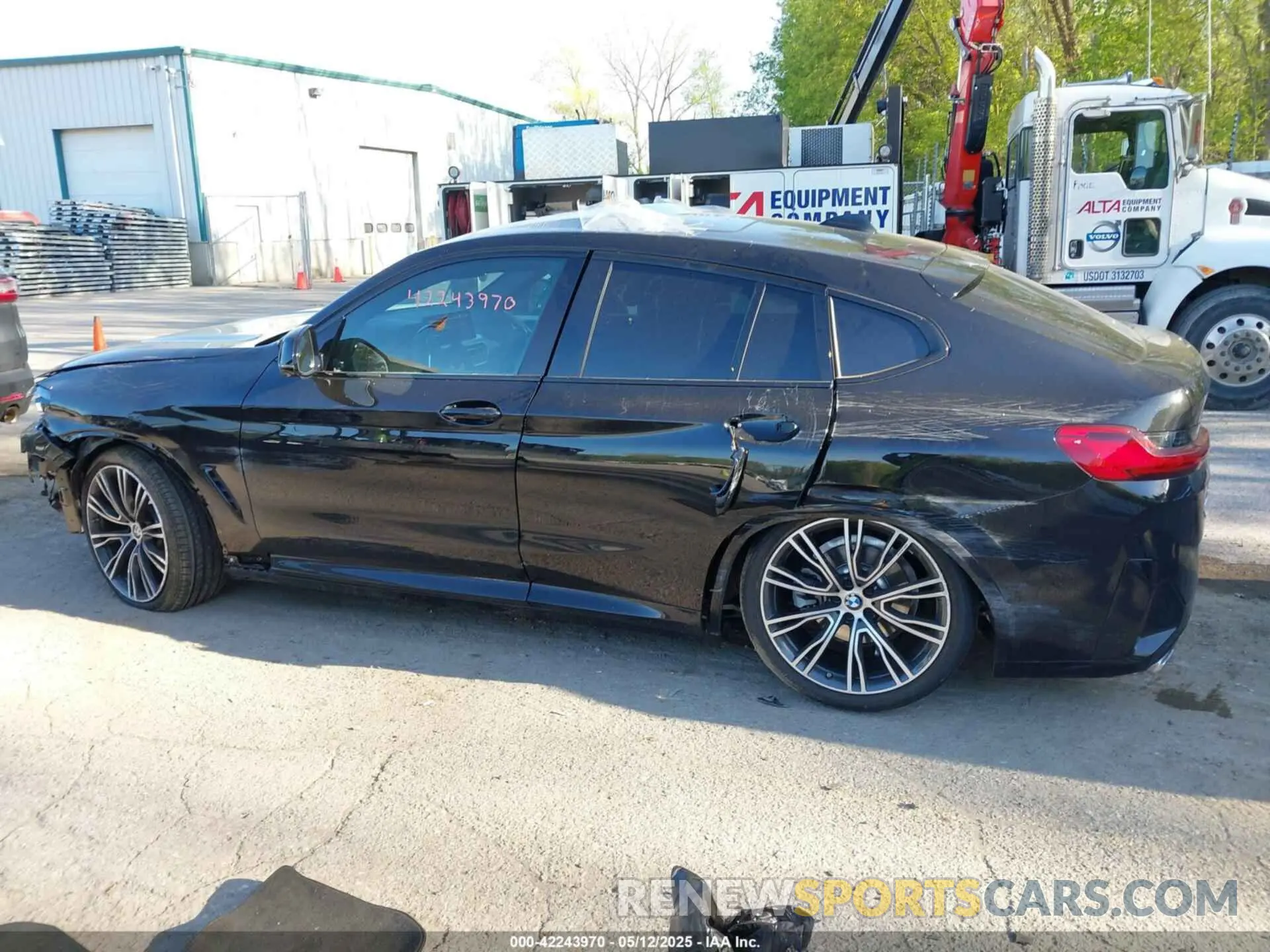 14 Photograph of a damaged car 5UX33DT06S9Y68475 BMW X4 2025