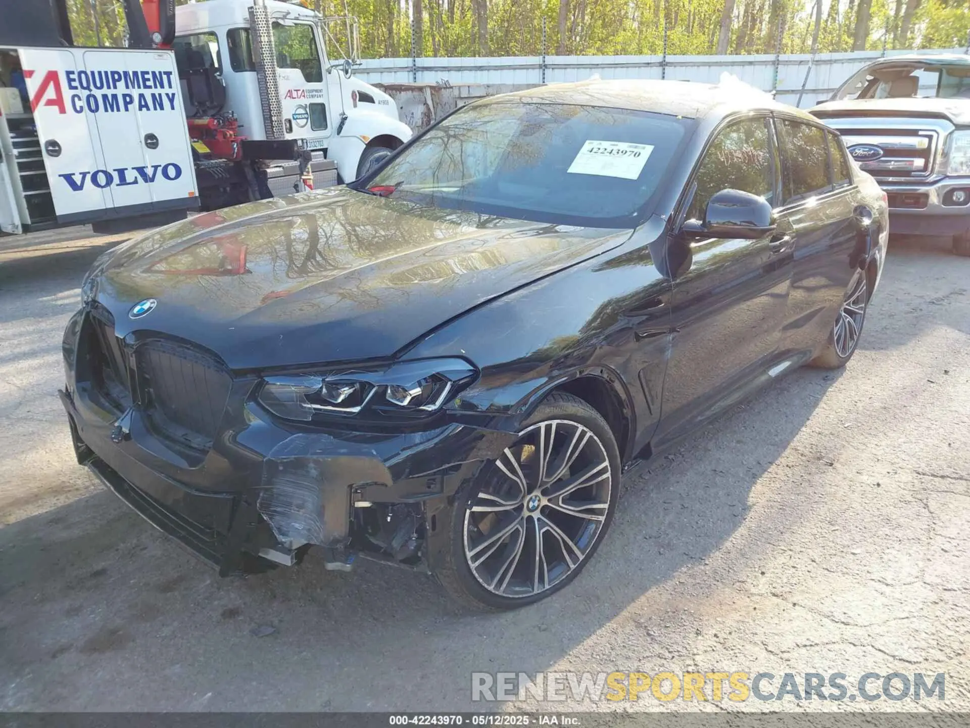 2 Photograph of a damaged car 5UX33DT06S9Y68475 BMW X4 2025