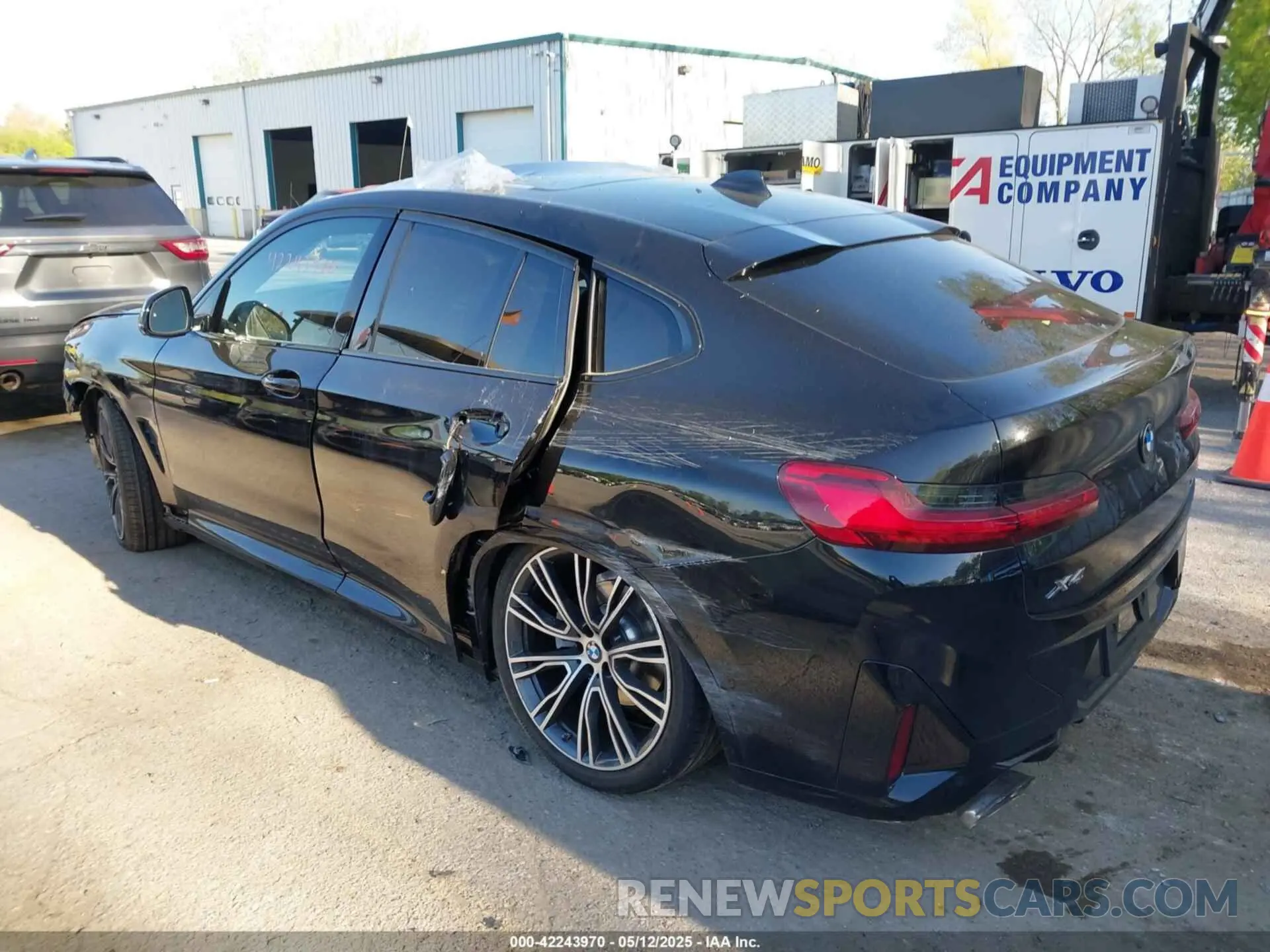 3 Photograph of a damaged car 5UX33DT06S9Y68475 BMW X4 2025