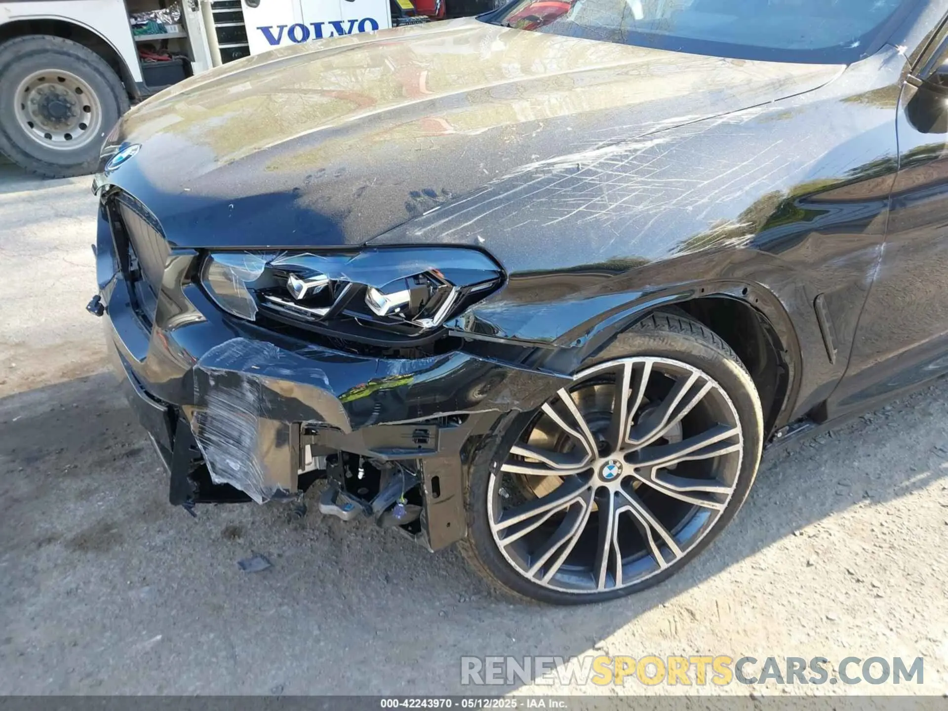 6 Photograph of a damaged car 5UX33DT06S9Y68475 BMW X4 2025