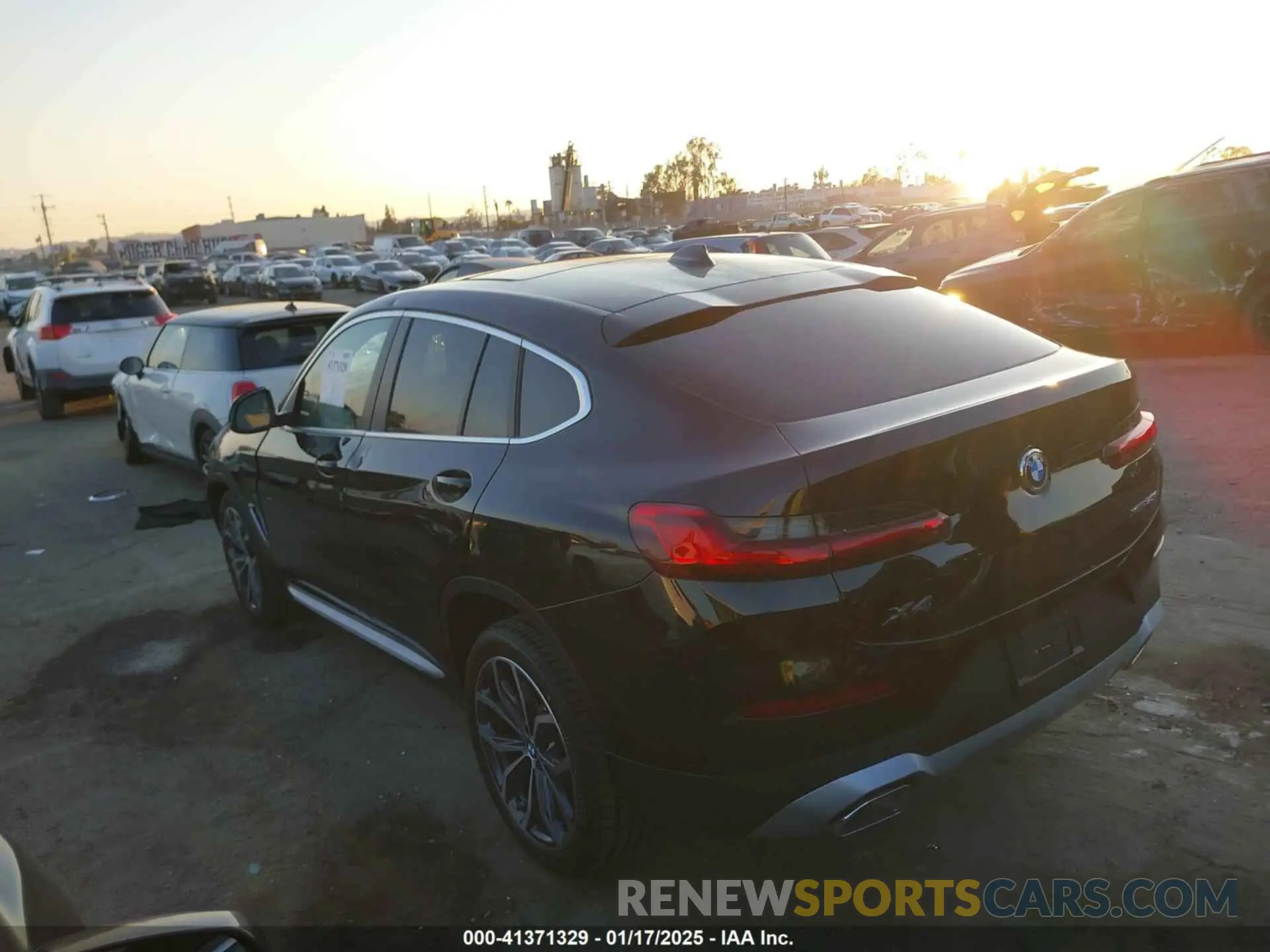 3 Photograph of a damaged car 5UX33DT07S9Y65925 BMW X4 2025