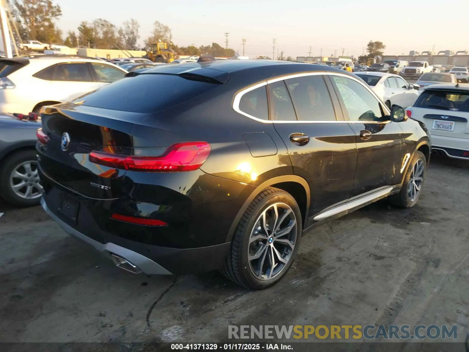 4 Photograph of a damaged car 5UX33DT07S9Y65925 BMW X4 2025