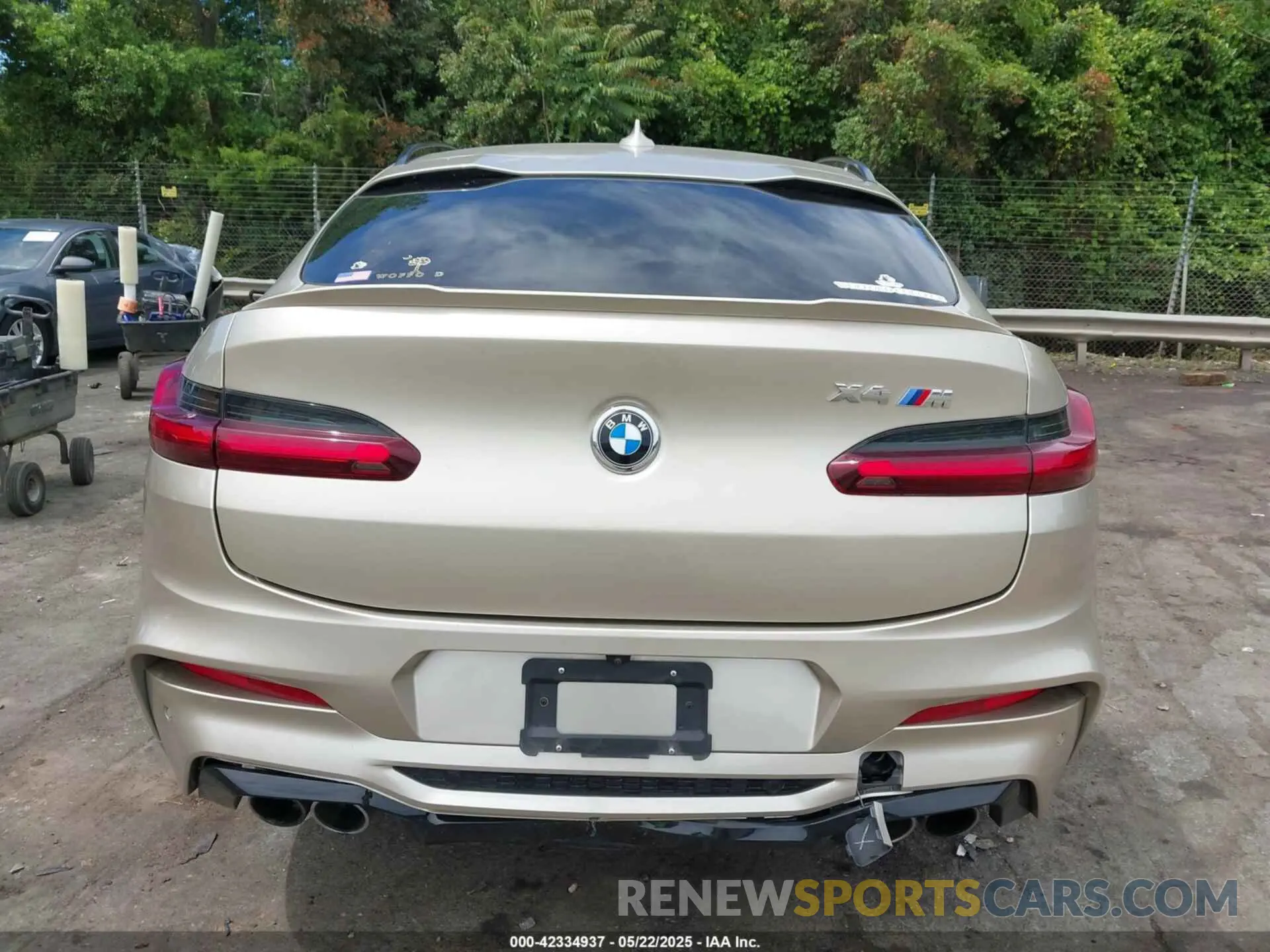 16 Photograph of a damaged car 5YMUJ0C07LLA99844 BMW X4 M 2020