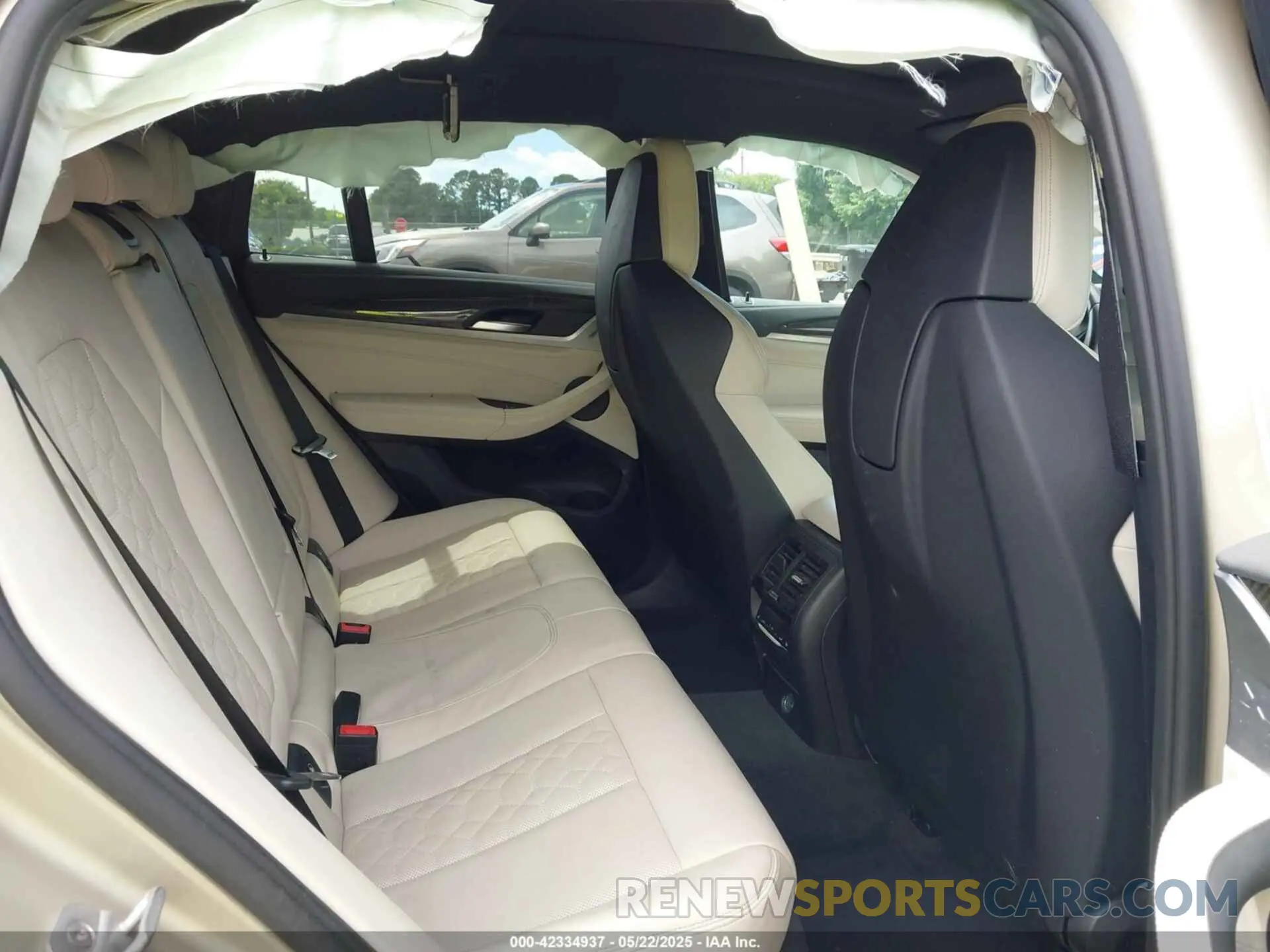 8 Photograph of a damaged car 5YMUJ0C07LLA99844 BMW X4 M 2020