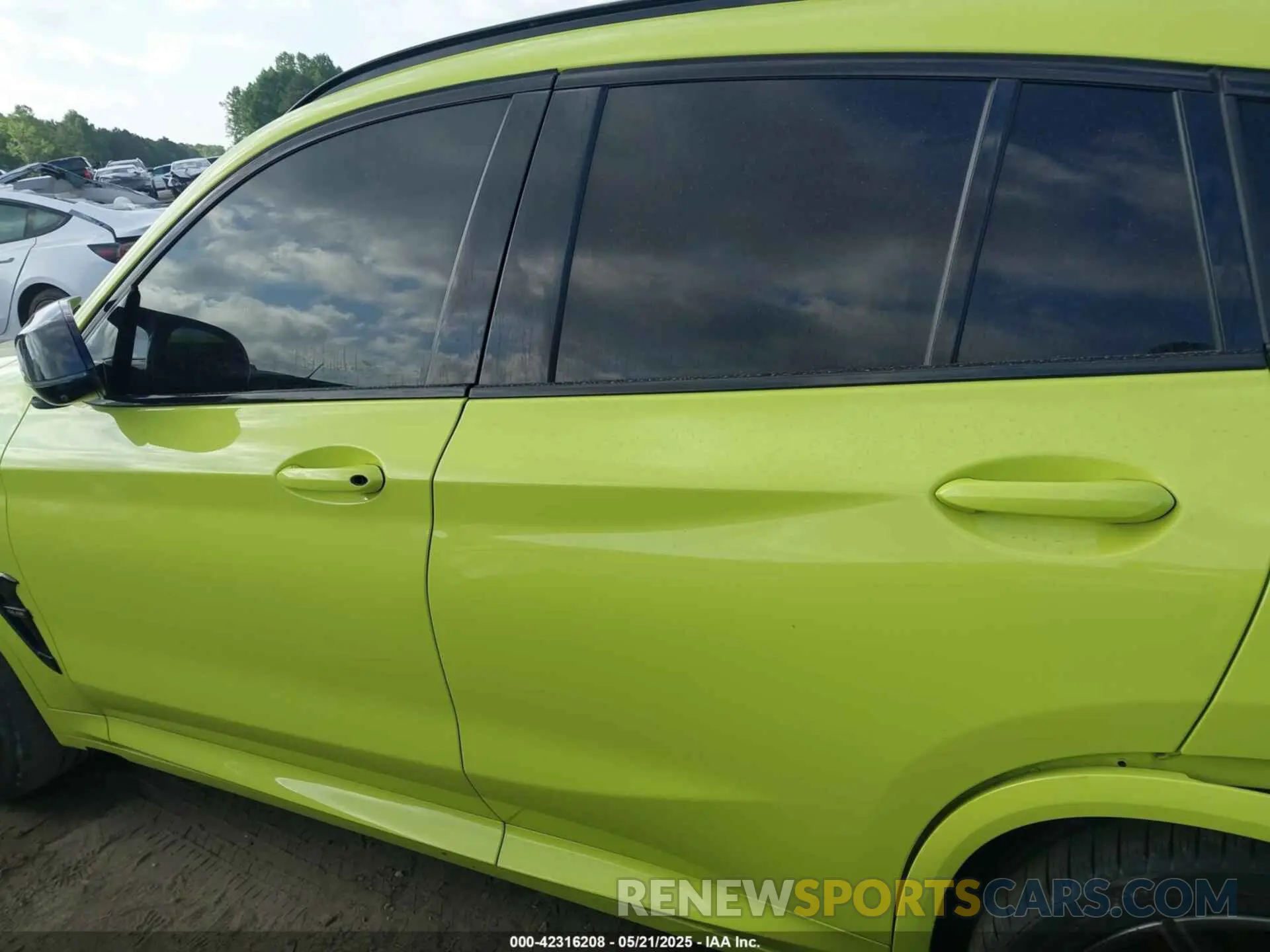 14 Photograph of a damaged car 5YM23EC01N9K68977 BMW X4 M 2022