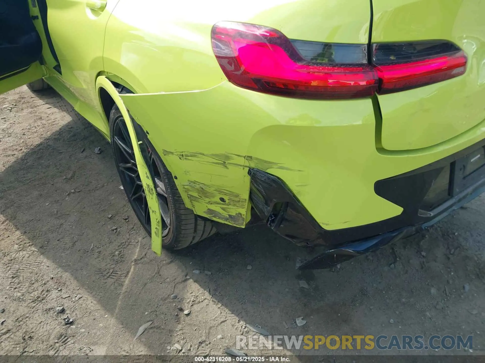 6 Photograph of a damaged car 5YM23EC01N9K68977 BMW X4 M 2022